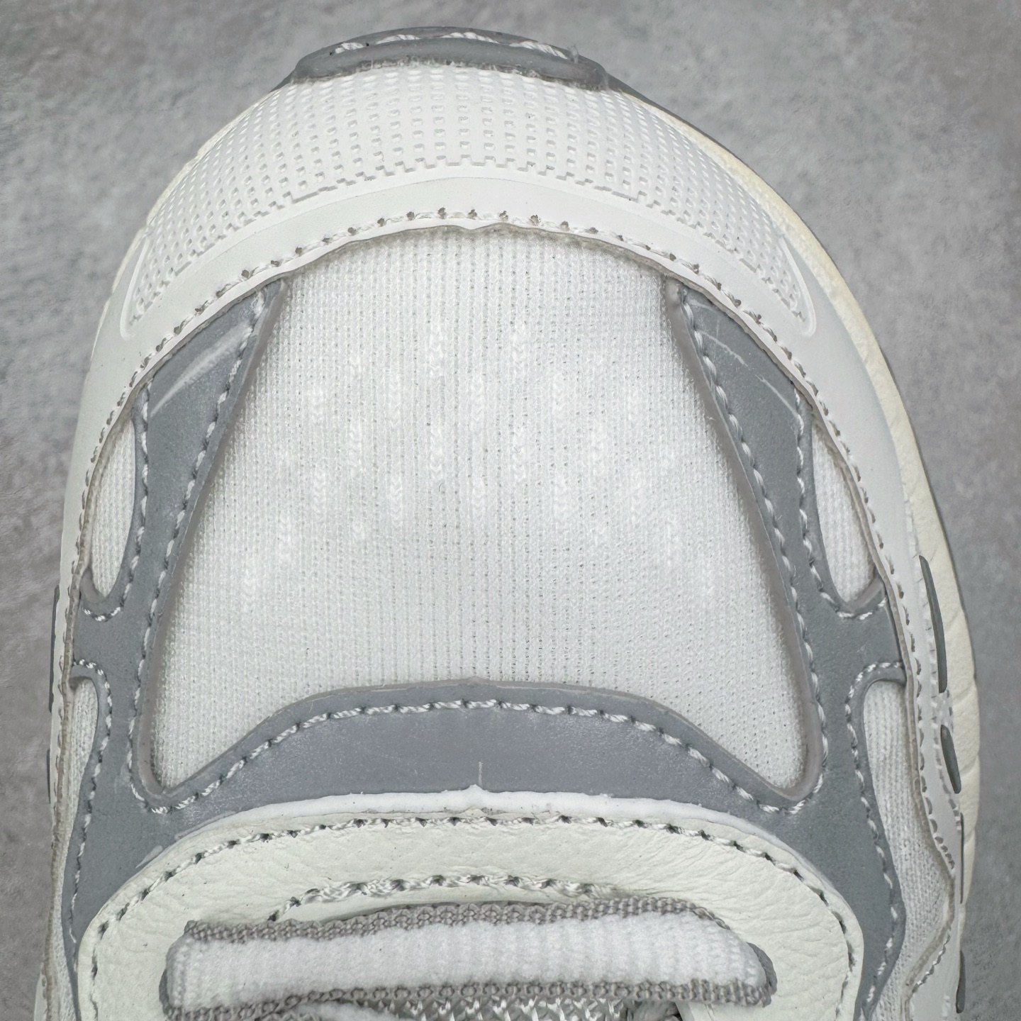 图片[14]-＃纯原 GUCCI 古驰皮革圆头抽绳低帮生活休闲鞋 Gucci（古驰）是源于意大利的时装奢饰品牌，是全球奢侈品品牌之一。由古驰奥•古驰在1921年于意大利佛罗伦萨创办。古驰的严品包括时装、皮具、皮鞋、手表、领带、丝巾、香水、家居用品及宠物用品等，借由其独特的创意和革新，以及精湛的意大利工艺闻名于世。GUCCl品牌时装一向以高档、豪华、性感而闻名于世，以“身份与财富之象征”品牌形象成为富有上流社会的消费宠儿。古驰—-永恒而经典并深受明星们的青睐，品牌灵感源自演员，公主和名媛等杰出女性。实拍调校N版已经零色差零失真 百分百还原实物色彩所见即所得 不存在货不对板色差等低级问题 选购参考实物拍摄 不混卖不参货 只用心做好货严格选品 承诺混一赔十 尺码：36 37 38 39 40 41 42 43 44 45-选品中心