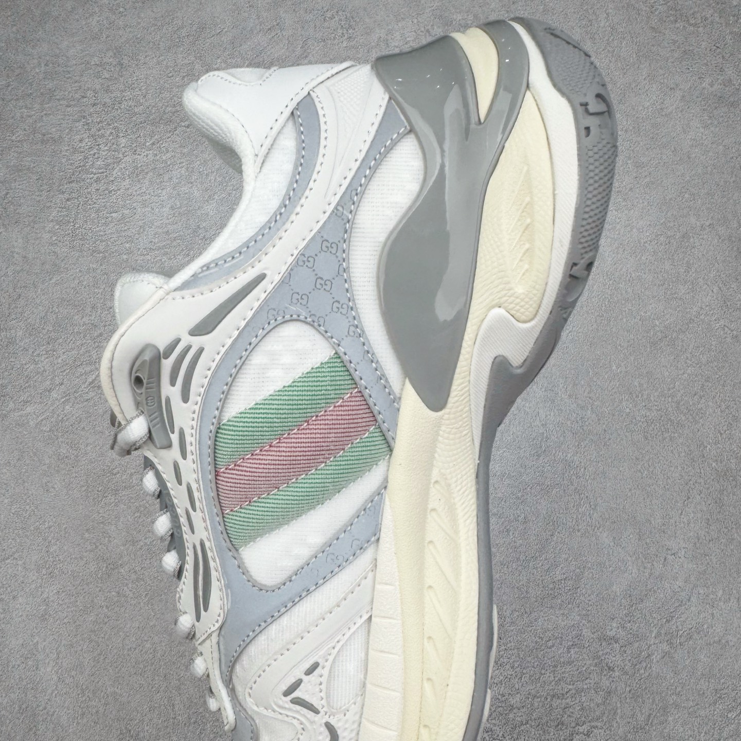 图片[7]-＃纯原 GUCCI 古驰皮革圆头抽绳低帮生活休闲鞋 Gucci（古驰）是源于意大利的时装奢饰品牌，是全球奢侈品品牌之一。由古驰奥•古驰在1921年于意大利佛罗伦萨创办。古驰的严品包括时装、皮具、皮鞋、手表、领带、丝巾、香水、家居用品及宠物用品等，借由其独特的创意和革新，以及精湛的意大利工艺闻名于世。GUCCl品牌时装一向以高档、豪华、性感而闻名于世，以“身份与财富之象征”品牌形象成为富有上流社会的消费宠儿。古驰—-永恒而经典并深受明星们的青睐，品牌灵感源自演员，公主和名媛等杰出女性。实拍调校N版已经零色差零失真 百分百还原实物色彩所见即所得 不存在货不对板色差等低级问题 选购参考实物拍摄 不混卖不参货 只用心做好货严格选品 承诺混一赔十 尺码：36 37 38 39 40 41 42 43 44 45-选品中心