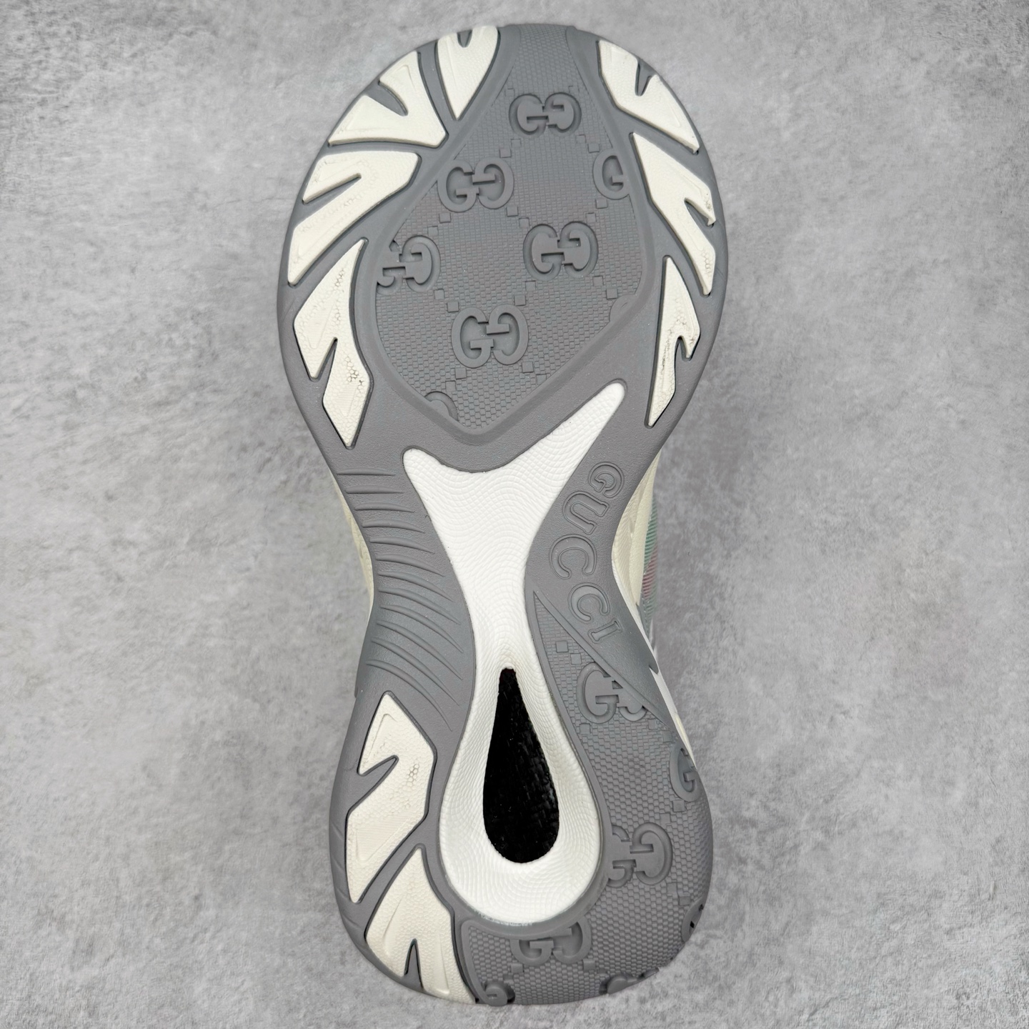 图片[9]-＃纯原 GUCCI 古驰皮革圆头抽绳低帮生活休闲鞋 Gucci（古驰）是源于意大利的时装奢饰品牌，是全球奢侈品品牌之一。由古驰奥•古驰在1921年于意大利佛罗伦萨创办。古驰的严品包括时装、皮具、皮鞋、手表、领带、丝巾、香水、家居用品及宠物用品等，借由其独特的创意和革新，以及精湛的意大利工艺闻名于世。GUCCl品牌时装一向以高档、豪华、性感而闻名于世，以“身份与财富之象征”品牌形象成为富有上流社会的消费宠儿。古驰—-永恒而经典并深受明星们的青睐，品牌灵感源自演员，公主和名媛等杰出女性。实拍调校N版已经零色差零失真 百分百还原实物色彩所见即所得 不存在货不对板色差等低级问题 选购参考实物拍摄 不混卖不参货 只用心做好货严格选品 承诺混一赔十 尺码：36 37 38 39 40 41 42 43 44 45-选品中心