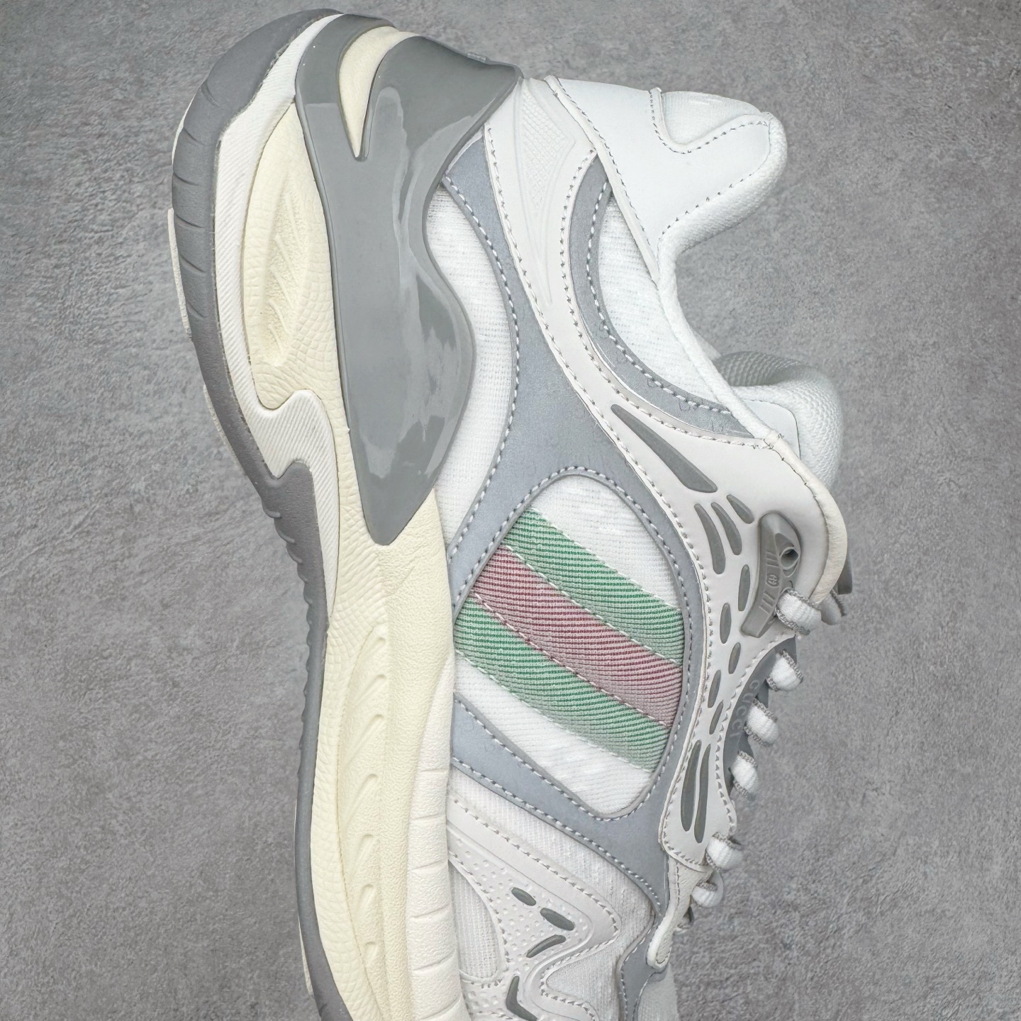 图片[6]-＃纯原 GUCCI 古驰皮革圆头抽绳低帮生活休闲鞋 Gucci（古驰）是源于意大利的时装奢饰品牌，是全球奢侈品品牌之一。由古驰奥•古驰在1921年于意大利佛罗伦萨创办。古驰的严品包括时装、皮具、皮鞋、手表、领带、丝巾、香水、家居用品及宠物用品等，借由其独特的创意和革新，以及精湛的意大利工艺闻名于世。GUCCl品牌时装一向以高档、豪华、性感而闻名于世，以“身份与财富之象征”品牌形象成为富有上流社会的消费宠儿。古驰—-永恒而经典并深受明星们的青睐，品牌灵感源自演员，公主和名媛等杰出女性。实拍调校N版已经零色差零失真 百分百还原实物色彩所见即所得 不存在货不对板色差等低级问题 选购参考实物拍摄 不混卖不参货 只用心做好货严格选品 承诺混一赔十 尺码：36 37 38 39 40 41 42 43 44 45-选品中心