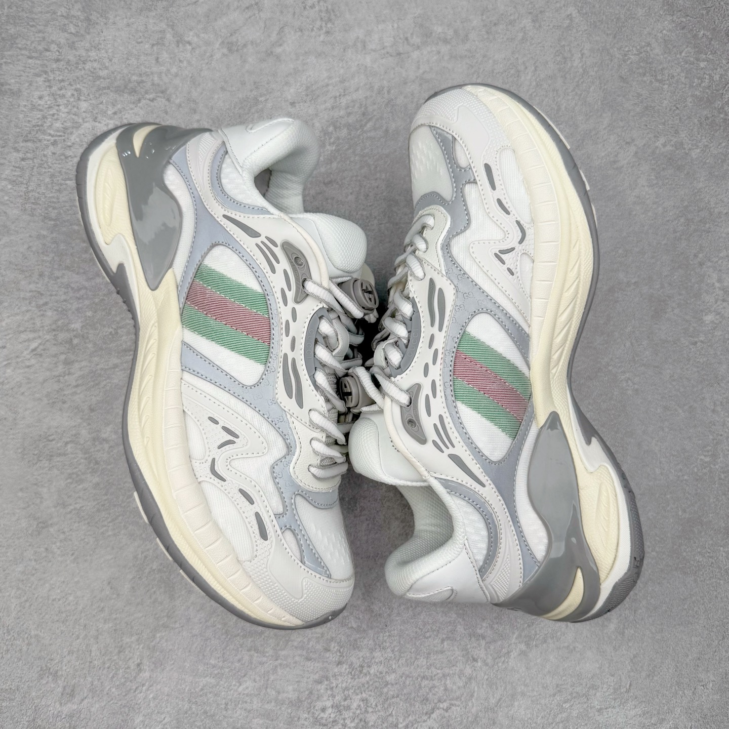 图片[3]-＃纯原 GUCCI 古驰皮革圆头抽绳低帮生活休闲鞋 Gucci（古驰）是源于意大利的时装奢饰品牌，是全球奢侈品品牌之一。由古驰奥•古驰在1921年于意大利佛罗伦萨创办。古驰的严品包括时装、皮具、皮鞋、手表、领带、丝巾、香水、家居用品及宠物用品等，借由其独特的创意和革新，以及精湛的意大利工艺闻名于世。GUCCl品牌时装一向以高档、豪华、性感而闻名于世，以“身份与财富之象征”品牌形象成为富有上流社会的消费宠儿。古驰—-永恒而经典并深受明星们的青睐，品牌灵感源自演员，公主和名媛等杰出女性。实拍调校N版已经零色差零失真 百分百还原实物色彩所见即所得 不存在货不对板色差等低级问题 选购参考实物拍摄 不混卖不参货 只用心做好货严格选品 承诺混一赔十 尺码：36 37 38 39 40 41 42 43 44 45-选品中心