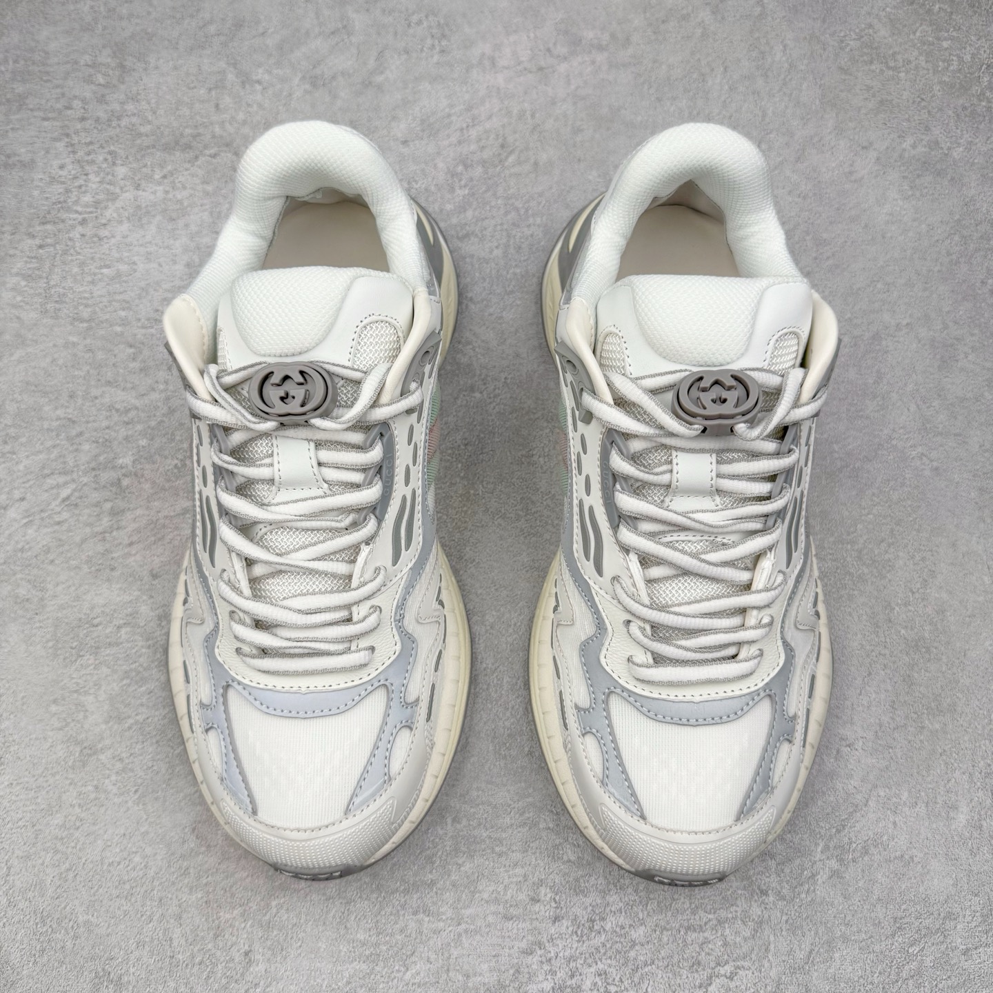 图片[2]-＃纯原 GUCCI 古驰皮革圆头抽绳低帮生活休闲鞋 Gucci（古驰）是源于意大利的时装奢饰品牌，是全球奢侈品品牌之一。由古驰奥•古驰在1921年于意大利佛罗伦萨创办。古驰的严品包括时装、皮具、皮鞋、手表、领带、丝巾、香水、家居用品及宠物用品等，借由其独特的创意和革新，以及精湛的意大利工艺闻名于世。GUCCl品牌时装一向以高档、豪华、性感而闻名于世，以“身份与财富之象征”品牌形象成为富有上流社会的消费宠儿。古驰—-永恒而经典并深受明星们的青睐，品牌灵感源自演员，公主和名媛等杰出女性。实拍调校N版已经零色差零失真 百分百还原实物色彩所见即所得 不存在货不对板色差等低级问题 选购参考实物拍摄 不混卖不参货 只用心做好货严格选品 承诺混一赔十 尺码：36 37 38 39 40 41 42 43 44 45-选品中心