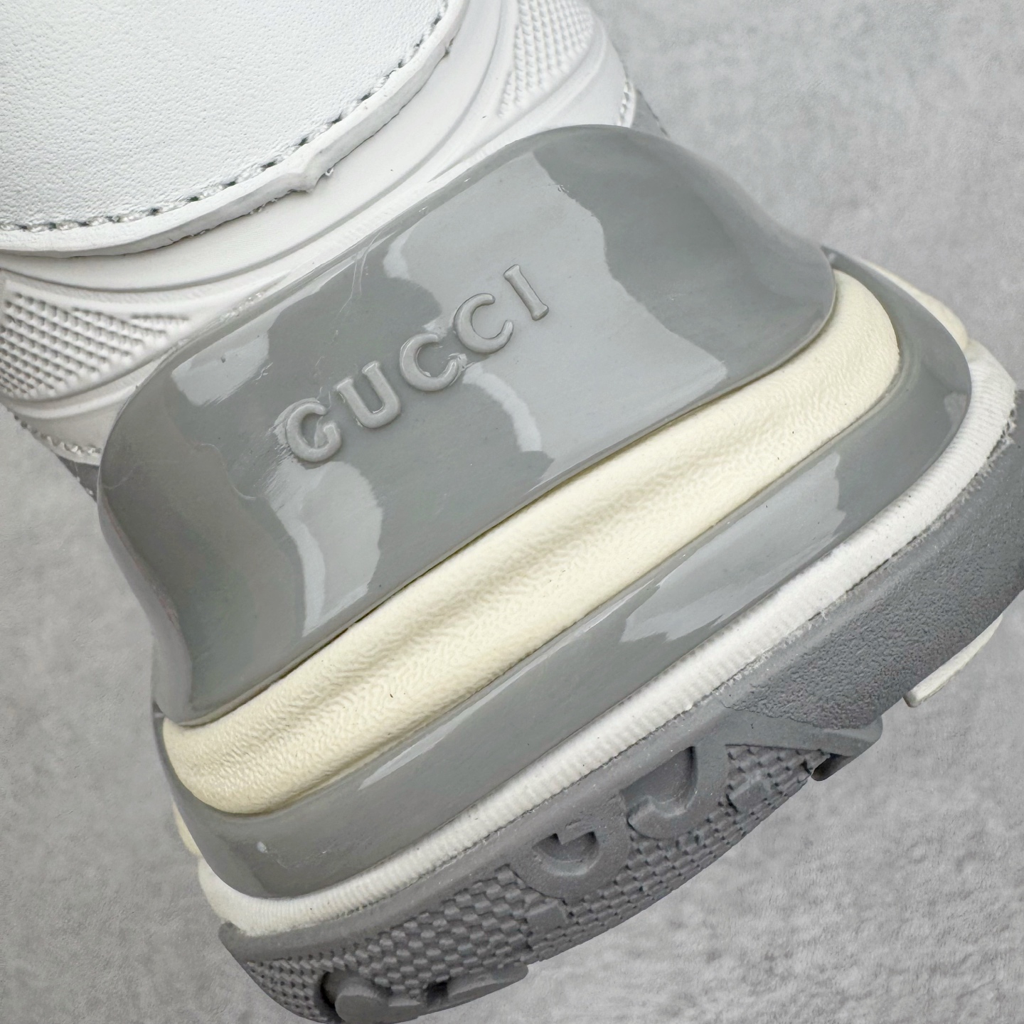 图片[17]-＃纯原 GUCCI 古驰皮革圆头抽绳低帮生活休闲鞋 Gucci（古驰）是源于意大利的时装奢饰品牌，是全球奢侈品品牌之一。由古驰奥•古驰在1921年于意大利佛罗伦萨创办。古驰的严品包括时装、皮具、皮鞋、手表、领带、丝巾、香水、家居用品及宠物用品等，借由其独特的创意和革新，以及精湛的意大利工艺闻名于世。GUCCl品牌时装一向以高档、豪华、性感而闻名于世，以“身份与财富之象征”品牌形象成为富有上流社会的消费宠儿。古驰—-永恒而经典并深受明星们的青睐，品牌灵感源自演员，公主和名媛等杰出女性。实拍调校N版已经零色差零失真 百分百还原实物色彩所见即所得 不存在货不对板色差等低级问题 选购参考实物拍摄 不混卖不参货 只用心做好货严格选品 承诺混一赔十 尺码：36 37 38 39 40 41 42 43 44 45-选品中心