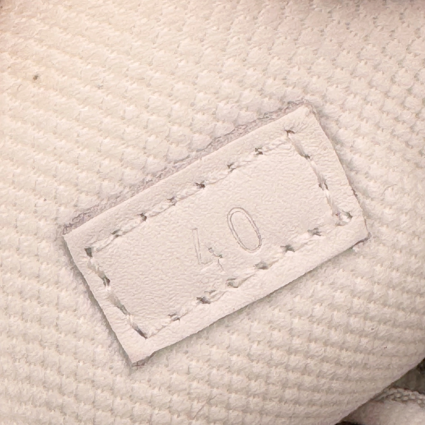 图片[12]-＃纯原 GUCCI 古驰皮革圆头抽绳低帮生活休闲鞋 Gucci（古驰）是源于意大利的时装奢饰品牌，是全球奢侈品品牌之一。由古驰奥•古驰在1921年于意大利佛罗伦萨创办。古驰的严品包括时装、皮具、皮鞋、手表、领带、丝巾、香水、家居用品及宠物用品等，借由其独特的创意和革新，以及精湛的意大利工艺闻名于世。GUCCl品牌时装一向以高档、豪华、性感而闻名于世，以“身份与财富之象征”品牌形象成为富有上流社会的消费宠儿。古驰—-永恒而经典并深受明星们的青睐，品牌灵感源自演员，公主和名媛等杰出女性。实拍调校N版已经零色差零失真 百分百还原实物色彩所见即所得 不存在货不对板色差等低级问题 选购参考实物拍摄 不混卖不参货 只用心做好货严格选品 承诺混一赔十 尺码：36 37 38 39 40 41 42 43 44 45-选品中心