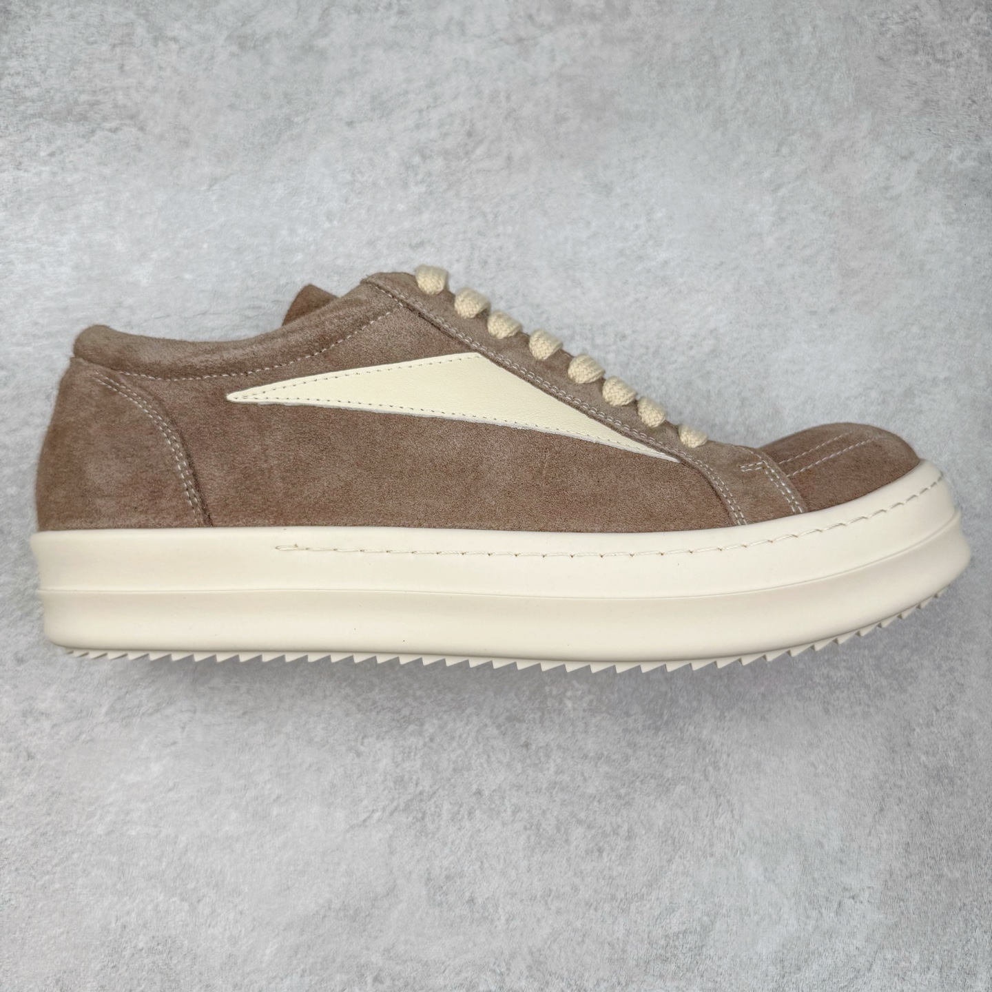 ＃F纯原 Rick Owens Edfu 瑞克·欧文斯低帮皮面时尚运动板鞋 最新版底模 drkshdw字体凸出来的 无半点色差 斜纹布的材质和间距都是极致还原 【鞋头采用原版一致工艺 又翘又歪的效果目前这个技术市面上的任何版本都达不到这个效果】【经历了3个半月时间洪师傅带领8人团队终于研究出1-1复刻还原版本 东莞厚街洪师傅是一位有着17年的开板师经验丰富的一位老师傅 一针一孔的研究 私模开发205个走针69个细节一步到位不敢说百分百💯保证有百分之98还原 慢工出细活 好的产品不怕晚 这次的开发针对艺术家 收藏家 高品质的人群 定制品牌logo的拉链 超大一比一规格礼盒装 重达3斤以上 外加定制欧文斯保护盒 配有日文、英文 双语种配件卡片 细节诠释 一件不落 鞋盒翻盖 三标 正面+底部都一一做到 虽然增加不了实质的成本 但是打磨产品的细节 再微小也会还原 尺码：38 39 40 41 42 43 44 45 46-选品中心