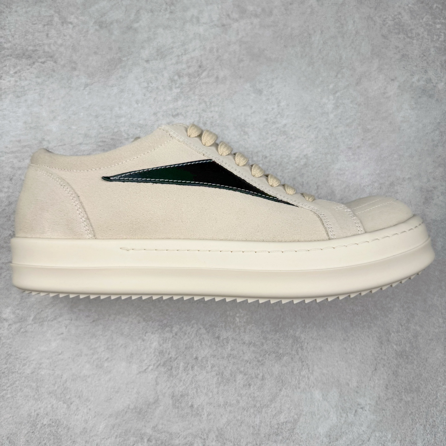 ＃F纯原 Rick Owens Edfu 瑞克·欧文斯低帮皮面时尚运动板鞋 最新版底模 drkshdw字体凸出来的 无半点色差 斜纹布的材质和间距都是极致还原 【鞋头采用原版一致工艺 又翘又歪的效果目前这个技术市面上的任何版本都达不到这个效果】【经历了3个半月时间洪师傅带领8人团队终于研究出1-1复刻还原版本 东莞厚街洪师傅是一位有着17年的开板师经验丰富的一位老师傅 一针一孔的研究 私模开发205个走针69个细节一步到位不敢说百分百💯保证有百分之98还原 慢工出细活 好的产品不怕晚 这次的开发针对艺术家 收藏家 高品质的人群 定制品牌logo的拉链 超大一比一规格礼盒装 重达3斤以上 外加定制欧文斯保护盒 配有日文、英文 双语种配件卡片 细节诠释 一件不落 鞋盒翻盖 三标 正面+底部都一一做到 虽然增加不了实质的成本 但是打磨产品的细节 再微小也会还原 尺码：38 39 40 41 42 43 44 45 46-选品中心