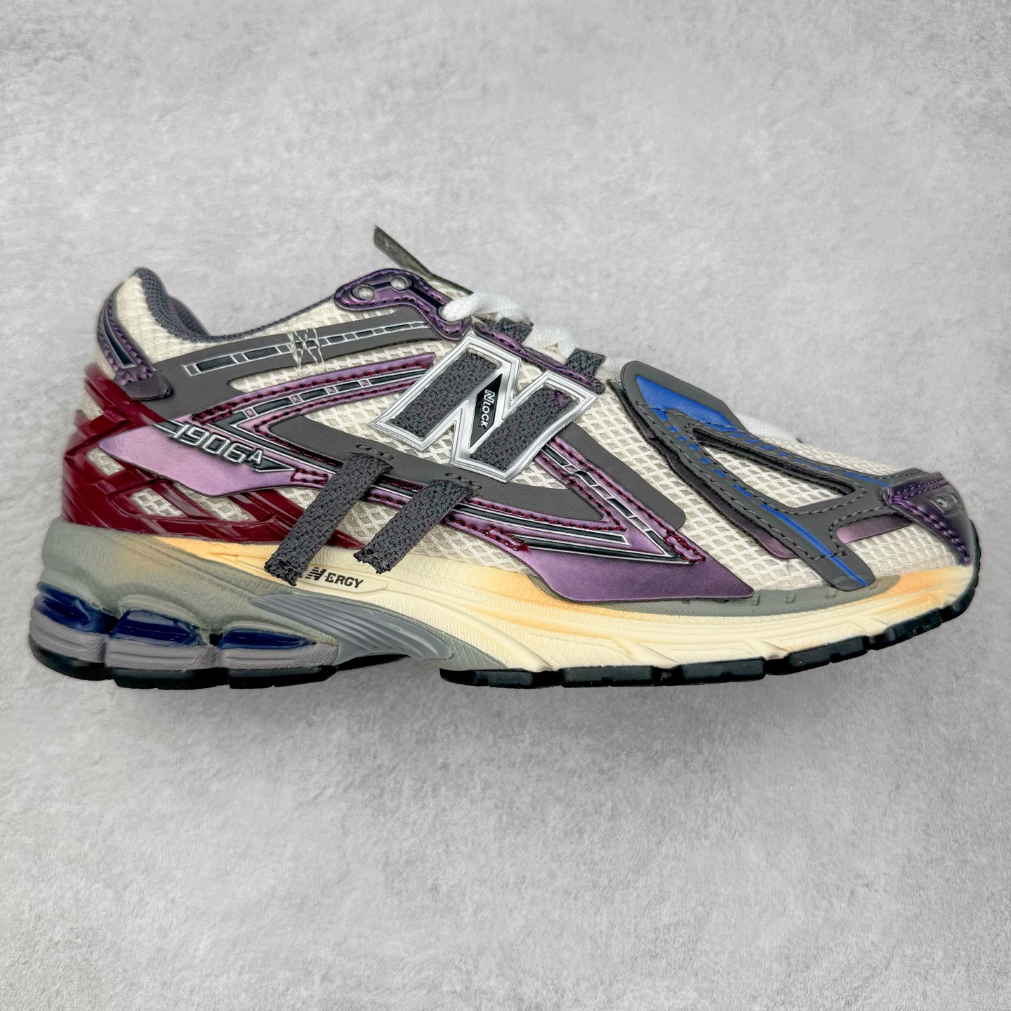 New Balance M1906R NB新百伦系列复古老爹风休闲运动慢跑鞋 日韩出口特供订单 全网最全配色 配套商长期套现长期补货 全新货品 正常出厂触屏不到的单价 超级跑量款 全套原楦原纸板原厂数据开发 进口三明治网面 原装进口翻毛皮料正确绒感卡色 正确中底拉帮中底网布细节 采用轻质牛剖革拼接透气网眼衬垫织物鞋面材质 T-Beam大底提供足步弓支撑 保持步态稳定 后跟搭载外露缓震胶 鞋身整体以各种深浅不一的灰色覆盖 鞋头以淡蓝色调装饰 网眼衬垫通过不规律的色块实现做旧的美感 泛黄的鞋底更是进一步增添了复古气息 尺码：36 37 37.5 38 38.5 39.5 40 40.5 41.5 42 42.5 43 44 45-选品中心