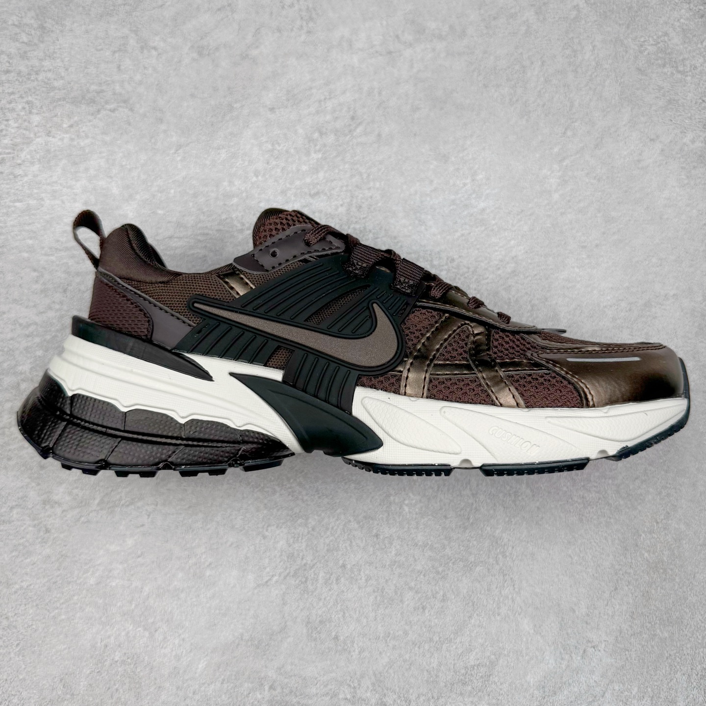 NK V2K Runtekk 减震防滑低帮 复古老爹鞋跑步鞋 HJ4497-200 鞋款被命名为 Runtekk 设计上借鉴了 2000 年的跑鞋风格 配色上以金属银为主调 简练又有复古运动气质 材质上使用大面积网眼、皮革、TPU 组成 支撑和透气性肯定不错 中底处由 Cushlon 泡绵打造 保证在压马路时可以提供优秀脚感 并通过一手做旧氧化效果突出复古感 中底造型很容易让大家联想到巴黎世家3XL 增高效果同样不能忽视 尺码：36 36.5 37.5 38 38.5 39 40 40.5 41 42 42.5 43 44 44.5 45-选品中心