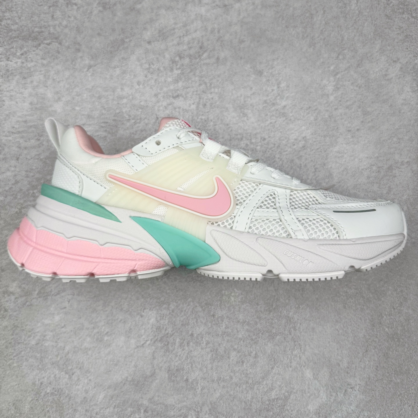 NK V2K Runtekk 减震防滑低帮 复古老爹鞋跑步鞋 FD0736-002 鞋款被命名为 Runtekk 设计上借鉴了 2000 年的跑鞋风格 配色上以金属银为主调 简练又有复古运动气质 材质上使用大面积网眼、皮革、TPU 组成 支撑和透气性肯定不错 中底处由 Cushlon 泡绵打造 保证在压马路时可以提供优秀脚感 并通过一手做旧氧化效果突出复古感 中底造型很容易让大家联想到巴黎世家3XL 增高效果同样不能忽视 尺码：36 36.5 37.5 38 38.5 39 40 40.5 41 42 42.5 43 44 44.5 45-选品中心