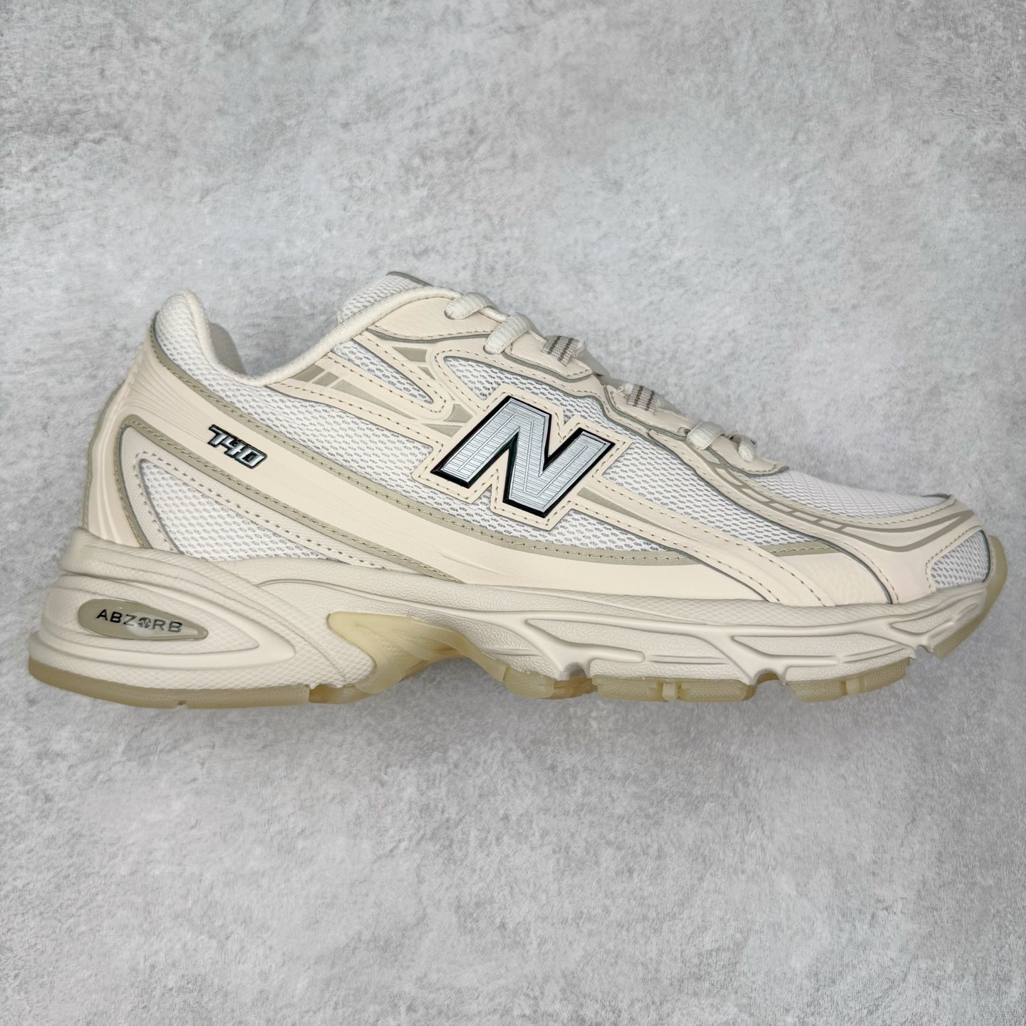 ＃DT纯原 New Balance MR740 NB新百伦系列复古老爹风休闲运动慢跑鞋 采用轻质牛剖革拼接透气网眼衬垫织物鞋面材质 T-Beam大底提供足步弓支撑 保持步态稳定#后跟搭载外露缓震胶 鞋身整体以各种深浅不一的灰色覆盖 鞋头以淡蓝色调装饰，网眼衬垫通过不规律的色块实现做旧的美感 泛黄的鞋底更是进一步增添了复古气息 尺码：36 37 37.5 38 38.5 39.5 40 40.5 41.5 42 42.5 43 44 44.5 45-选品中心