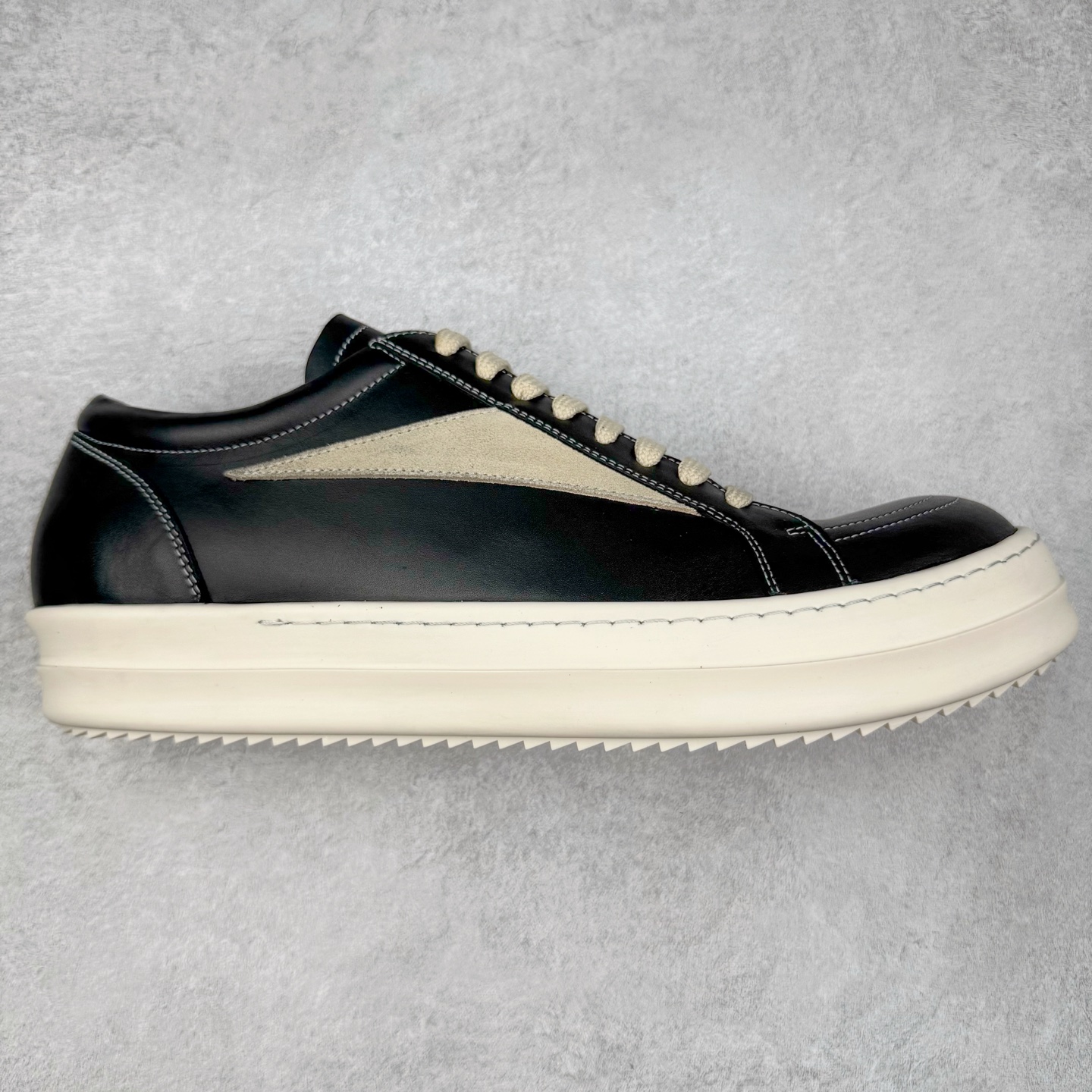 ＃F纯原 Rick Owens Edfu 瑞克·欧文斯低帮皮面时尚运动板鞋 最新版底模 drkshdw字体凸出来的 无半点色差 斜纹布的材质和间距都是极致还原 【鞋头采用原版一致工艺 又翘又歪的效果目前这个技术市面上的任何版本都达不到这个效果】【经历了3个半月时间洪师傅带领8人团队终于研究出1-1复刻还原版本 东莞厚街洪师傅是一位有着17年的开板师经验丰富的一位老师傅 一针一孔的研究 私模开发205个走针69个细节一步到位不敢说百分百💯保证有百分之98还原 慢工出细活 好的产品不怕晚 这次的开发针对艺术家 收藏家 高品质的人群 定制品牌logo的拉链 超大一比一规格礼盒装 重达3斤以上 外加定制欧文斯保护盒 配有日文、英文 双语种配件卡片 细节诠释 一件不落 鞋盒翻盖 三标 正面+底部都一一做到 虽然增加不了实质的成本 但是打磨产品的细节 再微小也会还原 尺码：38 39 40 41 42 43 44 45 46-选品中心