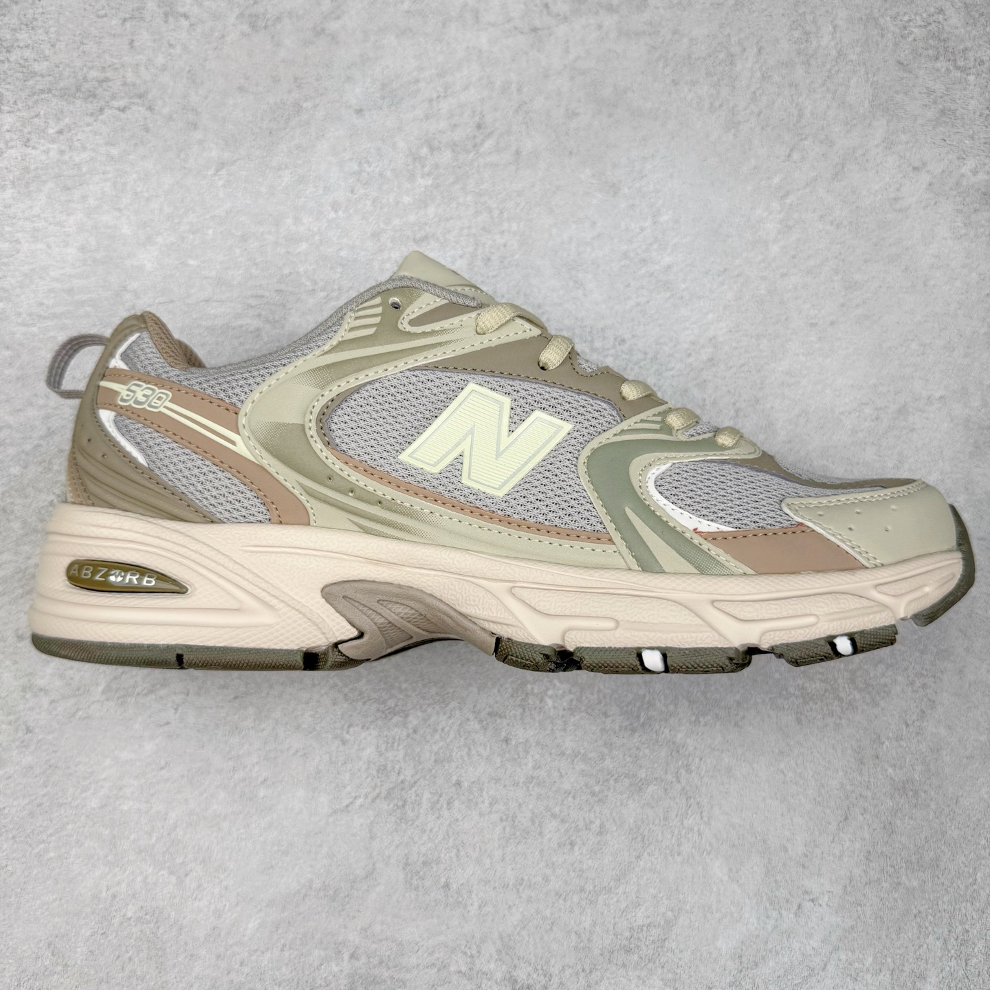 ＃福利特价 New Balance NB530 新百伦复古透气跑步鞋 抛弃过往以皮革为主的人气轮廓 以极具复古风范的跑鞋外观呈现 设计上全鞋以简约清爽的纯白色作基底 鞋身覆盖大面积织物网眼材质 并于鞋头、鞋带孔眼片等细节处点缀对比鲜明的反光银镀层凸显 鞋舌、侧身等位置则辅以一贯的「N」字标志和品牌徽标彰显身份 最后通过搭载的 ABZORB 缓震中底完善整体造型 尺码：36 37 37.5 38 38.5 39 40 40.5 41 42 42.5 43 44 45-选品中心
