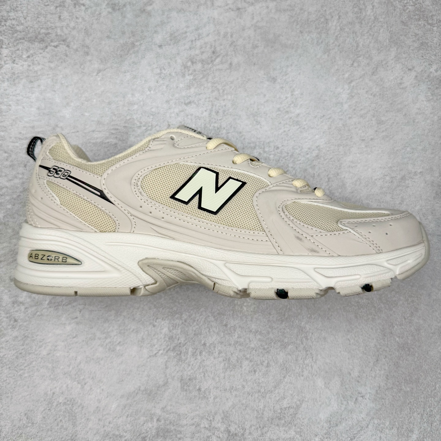 ＃福利特价 New Balance NB530 新百伦复古透气跑步鞋 抛弃过往以皮革为主的人气轮廓 以极具复古风范的跑鞋外观呈现 设计上全鞋以简约清爽的纯白色作基底 鞋身覆盖大面积织物网眼材质 并于鞋头、鞋带孔眼片等细节处点缀对比鲜明的反光银镀层凸显 鞋舌、侧身等位置则辅以一贯的「N」字标志和品牌徽标彰显身份 最后通过搭载的 ABZORB 缓震中底完善整体造型 尺码：36 37 37.5 38 38.5 39 40 40.5 41 42 42.5 43 44 45-选品中心