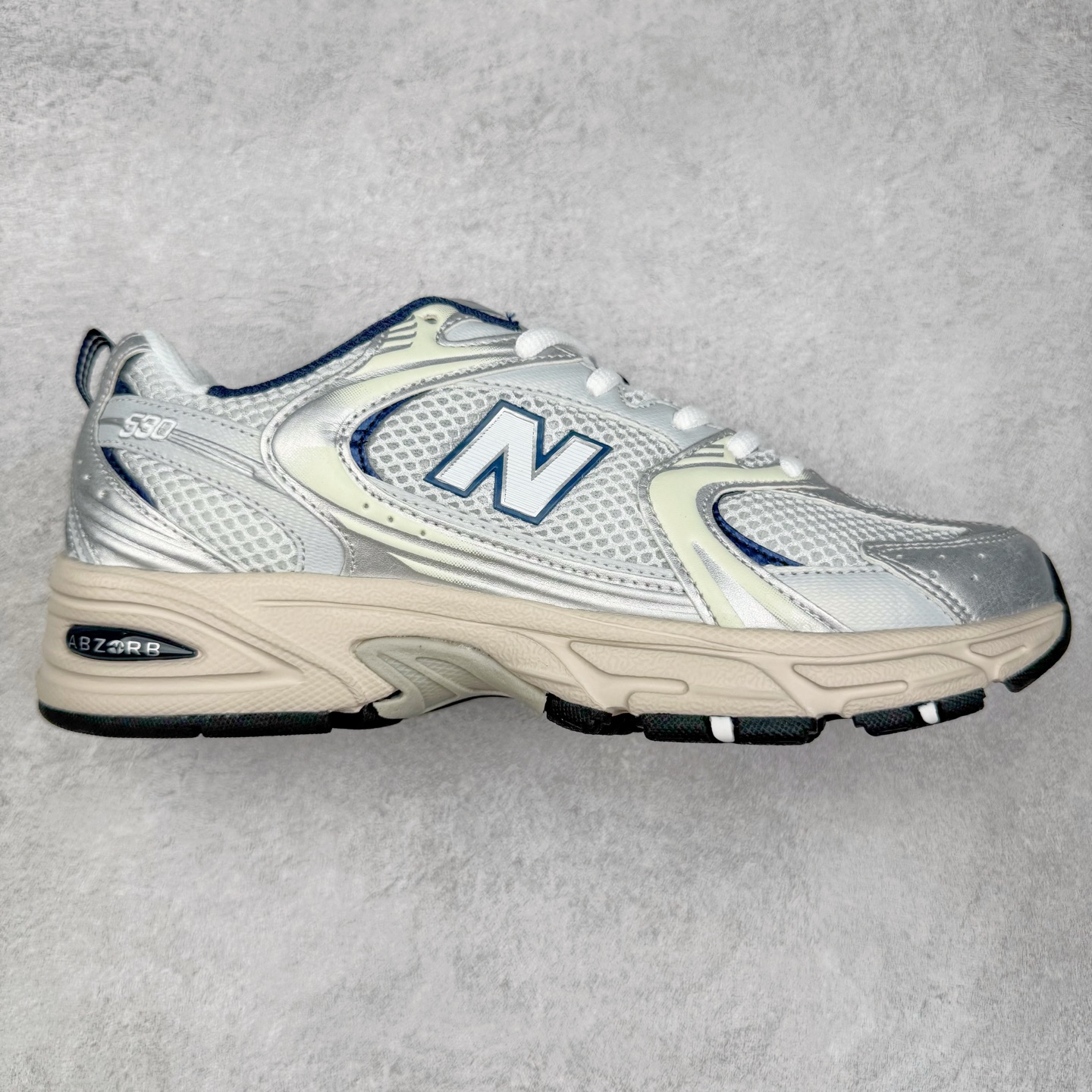 ＃福利特价 New Balance NB530 新百伦复古透气跑步鞋 抛弃过往以皮革为主的人气轮廓 以极具复古风范的跑鞋外观呈现 设计上全鞋以简约清爽的纯白色作基底 鞋身覆盖大面积织物网眼材质 并于鞋头、鞋带孔眼片等细节处点缀对比鲜明的反光银镀层凸显 鞋舌、侧身等位置则辅以一贯的「N」字标志和品牌徽标彰显身份 最后通过搭载的 ABZORB 缓震中底完善整体造型 尺码：36 37 37.5 38 38.5 39 40 40.5 41 42 42.5 43 44 45-选品中心