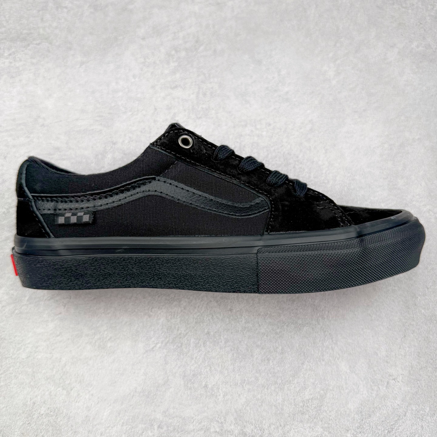 Vans SK8-Low 黑武士 全新一代 低帮硫化帆布鞋 鞋款以黑色麂皮搭配帆布鞋面打造整体鞋身，减震EVA鞋垫装置增强脚感体验，以SK8-low鞋身为蓝本，风格极具辨识度，上脚凸显穿搭功力。 货号：VN0A4U3EY28 尺码：35 36 36.5 37 38 38.5 39 40 40.5 41 42 42.5 43 44-选品中心