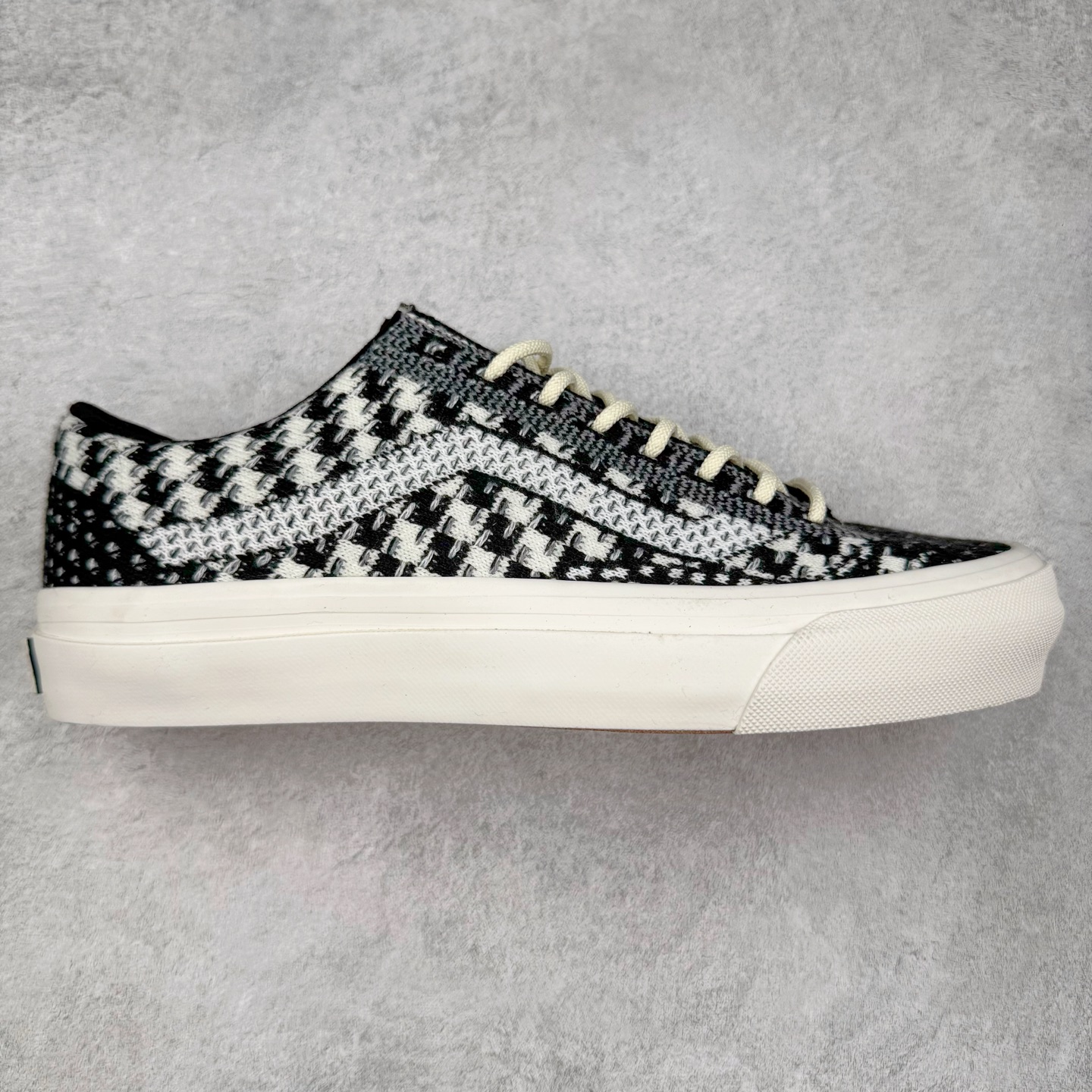 Vans Old Skool 36 EK 编织系列 Vans Premium 高阶支线 舒适百搭防滑耐磨休闲滑板鞋 鞋面采用编织面料工艺，舒适透气，独特新颖打破传统，复古感拉满。鞋底沿用招牌“华夫格”纹路，抓地力强，同时搭载缓震鞋垫，脚感轻盈贴合，适合日常通勤和滑板运动。 货号：VN000D8HHR0 黑色 货号：VN000D8HESW 红色 尺码：35 36 36.5 37 38 38.5 39 40 40.5 41 42 42.5 43 44-选品中心