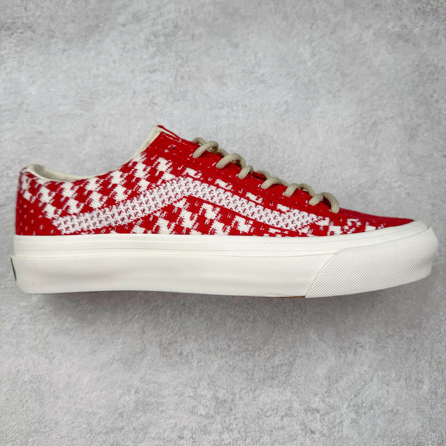 Vans Old Skool 36 EK 编织系列 Vans Premium 高阶支线 舒适百搭防滑耐磨休闲滑板鞋 鞋面采用编织面料工艺，舒适透气，独特新颖打破传统，复古感拉满。鞋底沿用招牌“华夫格”纹路，抓地力强，同时搭载缓震鞋垫，脚感轻盈贴合，适合日常通勤和滑板运动。 货号：VN000D8HHR0 黑色 货号：VN000D8HESW 红色 尺码：35 36 36.5 37 38 38.5 39 40 40.5 41 42 42.5 43 44-选品中心