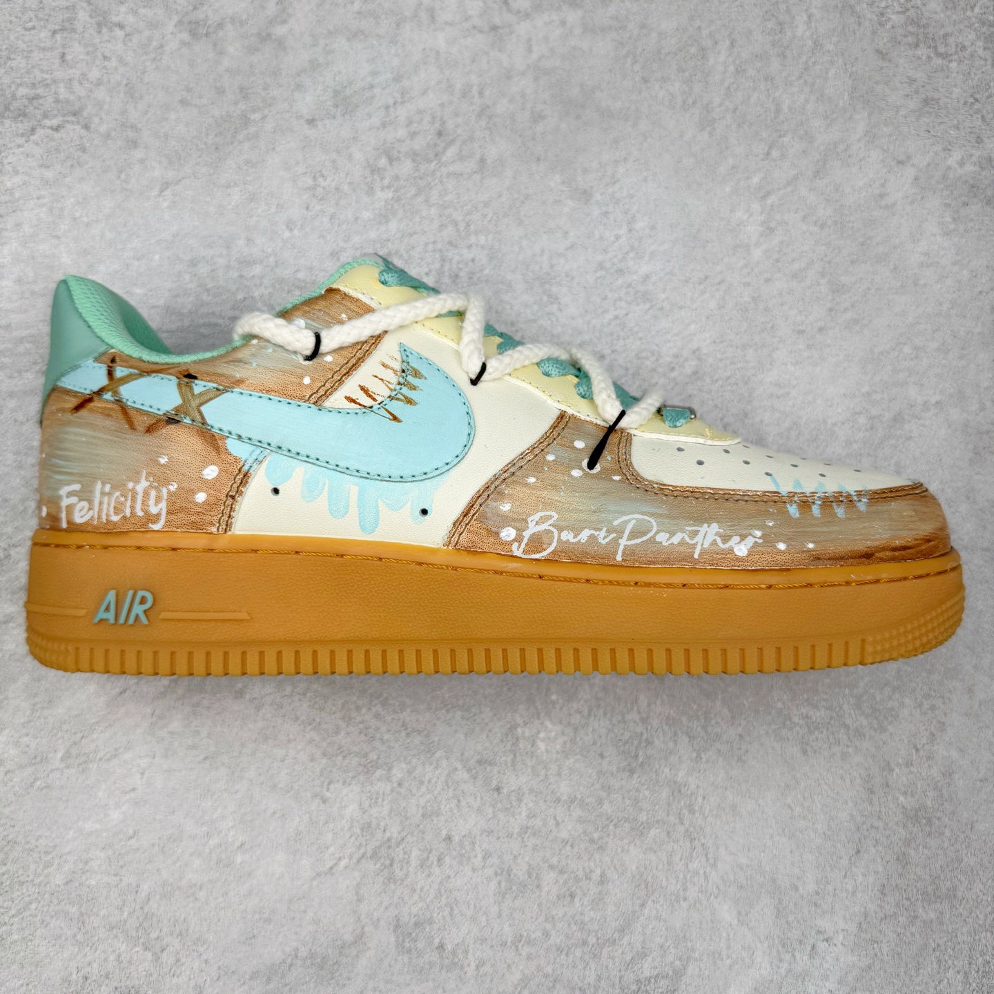 NK Air Force 1´07 Low 空军一号低帮百搭休闲运动板鞋 XC2351-505 柔软、弹性十足的缓震性能和出色的中底设计 横跨复古与现代的外型结合 造就出风靡全球 三十多年的Force 1 直到今天还深受青睐 实拍调校N版已经零色差零失真 百分百还原实物色彩所见即所得 不存在货不对板色差等低级问题 选购参考实物拍摄 不混卖不参货 只用心做好货严格选品 承诺混一赔十 尺码：36 36.5 37.5 38 38.5 39 40 40.5 41 42 42.5 43 44 44.5 45-选品中心