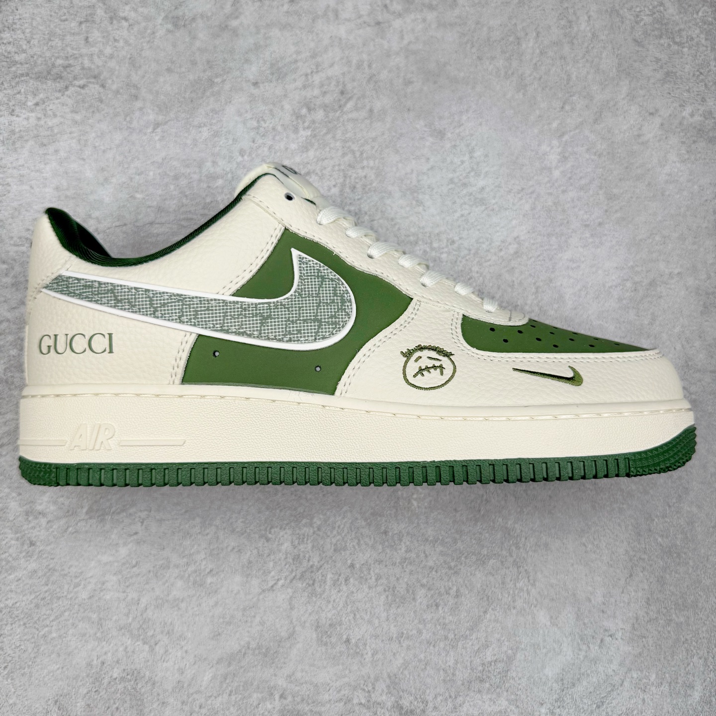 NK Air Force 1´07 Low 空军一号低帮百搭休闲运动板鞋 KK1988-095 柔软、弹性十足的缓震性能和出色的中底设计 横跨复古与现代的外型结合 造就出风靡全球 三十多年的Force 1 直到今天还深受青睐 实拍调校N版已经零色差零失真 百分百还原实物色彩所见即所得 不存在货不对板色差等低级问题 选购参考实物拍摄 不混卖不参货 只用心做好货严格选品 承诺混一赔十 尺码：36 36.5 37.5 38 38.5 39 40 40.5 41 42 42.5 43 44 44.5 45-选品中心