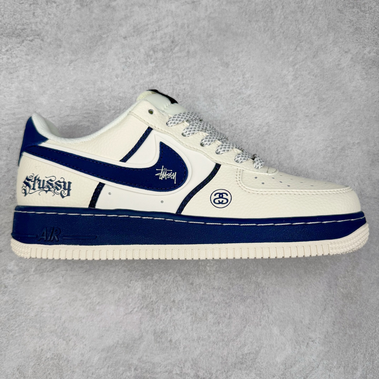 NK Air Force 1´07 Low 空军一号低帮百搭休闲运动板鞋 QW5836-009 柔软、弹性十足的缓震性能和出色的中底设计 横跨复古与现代的外型结合 造就出风靡全球 三十多年的Force 1 直到今天还深受青睐 实拍调校N版已经零色差零失真 百分百还原实物色彩所见即所得 不存在货不对板色差等低级问题 选购参考实物拍摄 不混卖不参货 只用心做好货严格选品 承诺混一赔十 尺码：36 36.5 37.5 38 38.5 39 40 40.5 41 42 42.5 43 44 44.5 45-选品中心