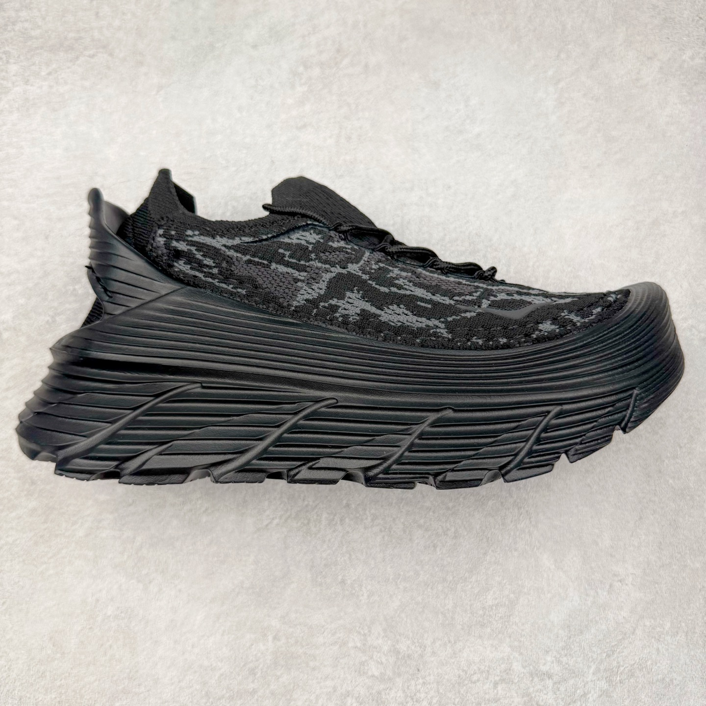 HOKA ONE ONE Restore Chukka 蛇年限定版 舒适防滑低帮休闲城市通勤跑步鞋 男女同款 黑色 HOKA ONE ONE是来自美国的跑步鞋知名品牌，创立于2009年，始终致力于为所有跑者提供更新、更好的跑步装备。相比常规跑鞋，HOKA ONE ONE特别研发使用性能独特的几何形跑鞋中底，此种鞋底更厚、更高、回弹性也更好，除了卓越的缓冲性能，它还能为各种阶段的跑者带来更具动感、更加稳定的跑步体验。HOKA ONE ONE从设计之初就清楚意识到，要保证跑者步幅的均匀一致，双脚自然而然的运动至关重要。实拍调校N版已经零色差零失真 百分百还原实物色彩所见即所得 不存在货不对板色差等低级问题 选购参考实物拍摄 不混卖不参货 只用心做好货严格选品 承诺混一赔十 尺码：36 36.5 37.5 38 38.5 39 40 40.5 41 42 42.5 43 44 44.5 45-选品中心