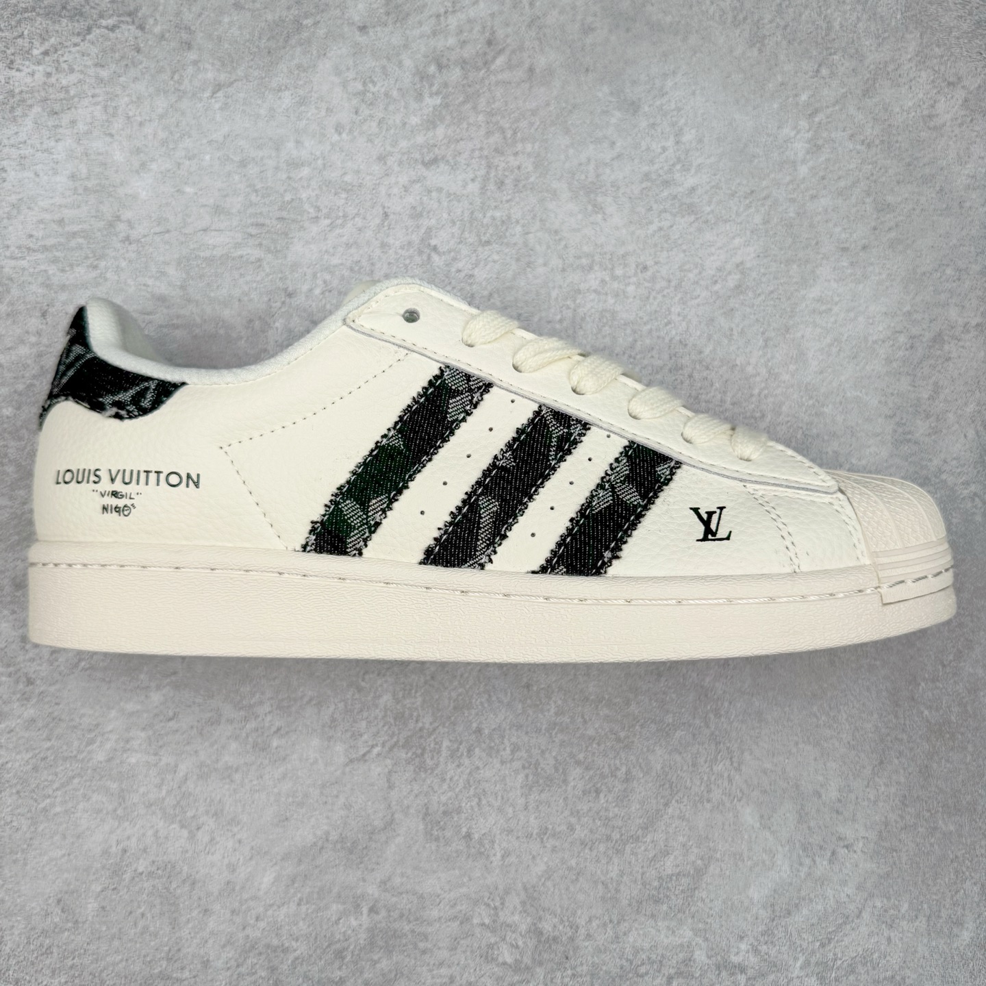 ＃C2 AD Originals Superstar 经典复古贝壳头板鞋 SD6811 诞生于1969年 是第一双将全皮面鞋 身与橡胶鞋头结合在一起的低帮篮球鞋 Superstar最开始 是作为高帮篮球鞋Pro Model的低帮版本而出现的 但因为其独特和醒目的橡胶鞋头造型而让大家熟知 被大家形象地称为\\\”shelltoe\\\”贝壳头 在70年代的美国职业篮球场上 接近3/4的NBA球员都将这双Superstar作为场上用鞋 80年代之后 经过不断的改良和发展 Superstar逐渐成为横跨时装、音乐、街头文化、休闲和运动等各大领域的时尚潮鞋 尺码：36 36.5 37 38 38.5 39 40 40.5 41 42 42.5 43 44 44.5 45-选品中心