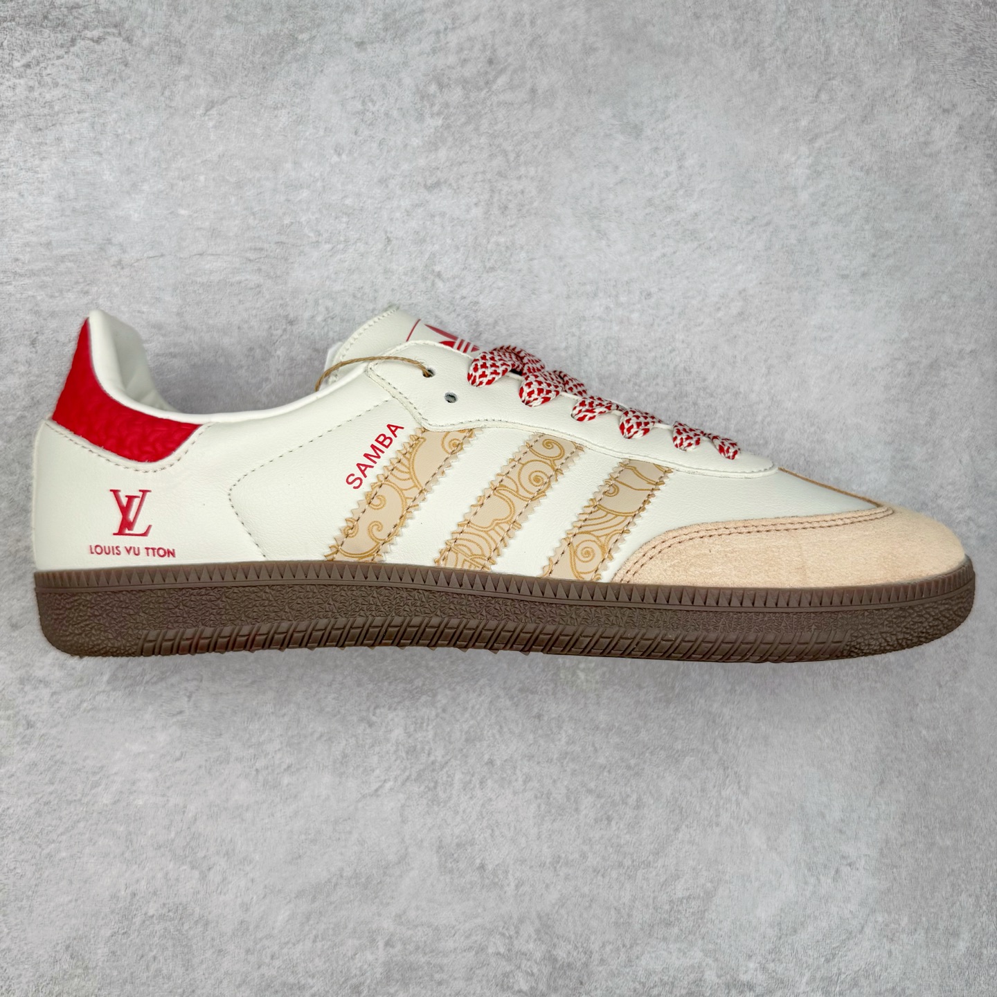 ＃C2 AD Original Samba OG 复古经典轻便板鞋 定制配色 XR0007 这款桑巴鞋展示了高质量的工艺 带有装饰的超锁缝制和无缝的手感 柔软、柔软的皮革造型和标志性的3条纹完成了精致的外观 正规合身鞋带 鞋面上有绒面鞋垫 橡胶鞋底 享受正畸套筒软感 自50年代首次亮相以来就一直在赢得粉丝的青睐 尺码：36 36.5 37.5 38 38.5 39 40 40.5 41 42 42.5 43 44 44.5 45-选品中心