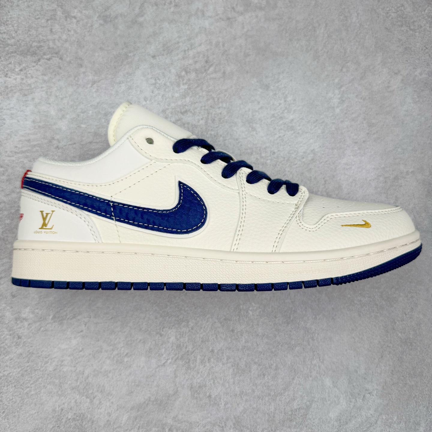 TS x Air Jordan AJ1 Low 倒钩低帮联名定制配色 XX3168-171 原厂内置气垫魔块 A模大底 头层小牛皮 鞋舌AJ原厂专用牛津布+AJ专用反口珍珠布+原厂无杂质高弹内里海棉+特殊封边弹力鞋带 实拍调校N版已经零色差零失真 百分百还原实物色彩所见即所得 不存在货不对板色差等低级问题 选购参考实物拍摄 不混卖不参货 只用心做好货严格选品 承诺混一赔十 尺码：36 36.5 37.5 38 38.5 39 40 40.5 41 42 42.5 43 44 44.5 45-选品中心