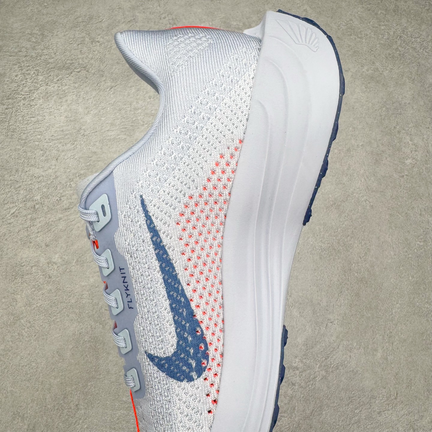 图片[7]-＃TG纯原 NK Zoom Pegasus Plus 超级飞马涡轮增压马拉松慢跑鞋 FQ7262-006 在设计上延续了原版鞋款的经典风格，向 Pegasus Turbo 致敬。鞋面采用 Flyknit 材质，巧妙地在不同区域实现紧密与松散的编织结合。标志性的尼龙中部条纹与原版 Turbo 设计呼应。原有的 Flywire 被内部毡织带替代。鞋领的衬垫和鞋跟支撑则为鞋面增添了完善的细节。与以往的 Turbo 型号采用双层泡沫不同，Pegasus Plus 使用了一体式 ZoomX 中底。鞋跟厚度为 35 毫米，前掌为 25 毫米，形成 10 毫米的落差，外底覆盖了大量橡胶，而 ZoomX 外露的部分也十分显眼。尺码：36 36.5 37.5 38 38.5 39 40 40.5 41 42 42.5 43 44 44.5 45-选品中心