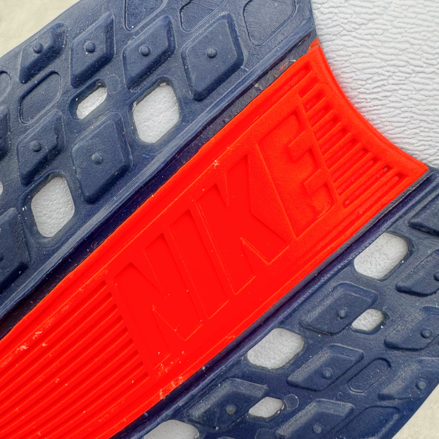 图片[18]-＃TG纯原 NK Zoom Pegasus Plus 超级飞马涡轮增压马拉松慢跑鞋 FQ7262-006 在设计上延续了原版鞋款的经典风格，向 Pegasus Turbo 致敬。鞋面采用 Flyknit 材质，巧妙地在不同区域实现紧密与松散的编织结合。标志性的尼龙中部条纹与原版 Turbo 设计呼应。原有的 Flywire 被内部毡织带替代。鞋领的衬垫和鞋跟支撑则为鞋面增添了完善的细节。与以往的 Turbo 型号采用双层泡沫不同，Pegasus Plus 使用了一体式 ZoomX 中底。鞋跟厚度为 35 毫米，前掌为 25 毫米，形成 10 毫米的落差，外底覆盖了大量橡胶，而 ZoomX 外露的部分也十分显眼。尺码：36 36.5 37.5 38 38.5 39 40 40.5 41 42 42.5 43 44 44.5 45-选品中心