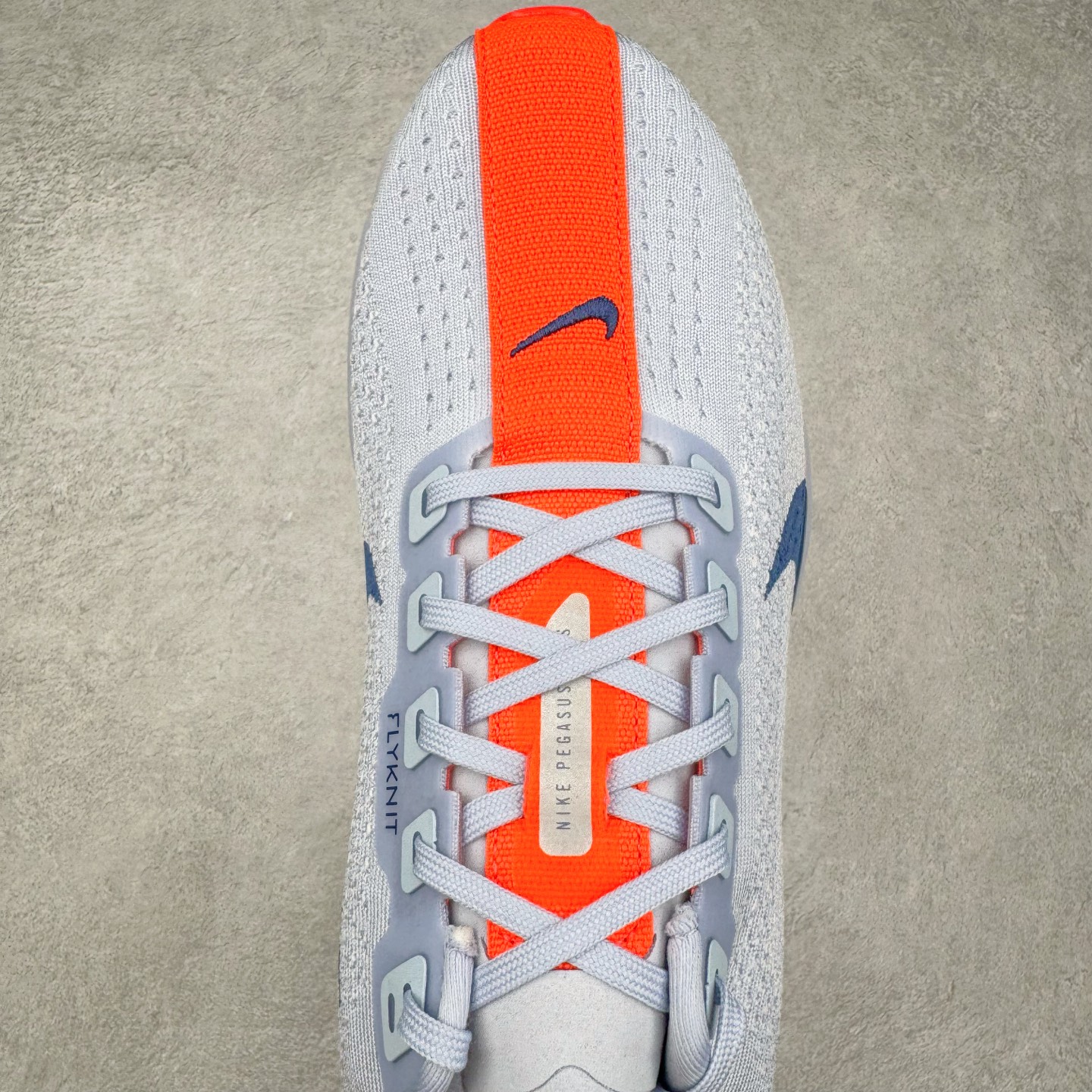 图片[4]-＃TG纯原 NK Zoom Pegasus Plus 超级飞马涡轮增压马拉松慢跑鞋 FQ7262-006 在设计上延续了原版鞋款的经典风格，向 Pegasus Turbo 致敬。鞋面采用 Flyknit 材质，巧妙地在不同区域实现紧密与松散的编织结合。标志性的尼龙中部条纹与原版 Turbo 设计呼应。原有的 Flywire 被内部毡织带替代。鞋领的衬垫和鞋跟支撑则为鞋面增添了完善的细节。与以往的 Turbo 型号采用双层泡沫不同，Pegasus Plus 使用了一体式 ZoomX 中底。鞋跟厚度为 35 毫米，前掌为 25 毫米，形成 10 毫米的落差，外底覆盖了大量橡胶，而 ZoomX 外露的部分也十分显眼。尺码：36 36.5 37.5 38 38.5 39 40 40.5 41 42 42.5 43 44 44.5 45-选品中心