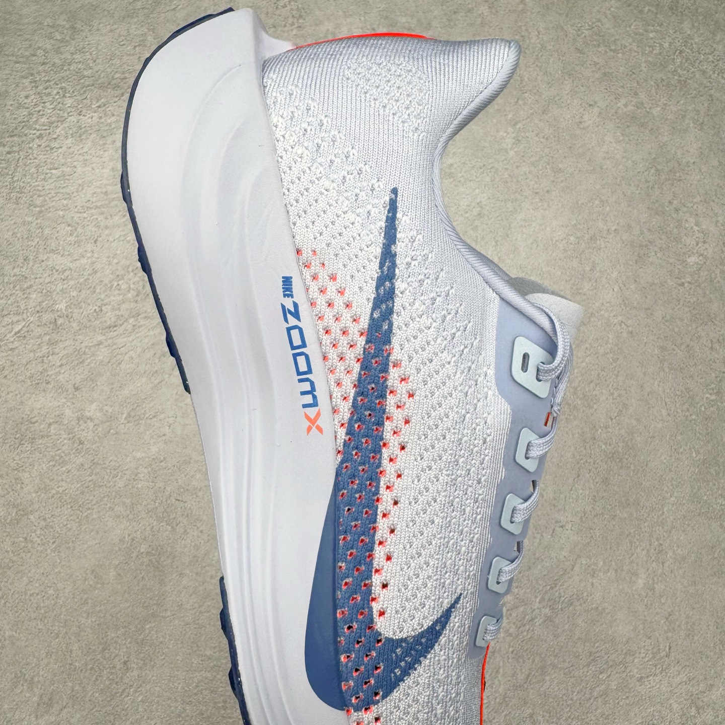 图片[6]-＃TG纯原 NK Zoom Pegasus Plus 超级飞马涡轮增压马拉松慢跑鞋 FQ7262-006 在设计上延续了原版鞋款的经典风格，向 Pegasus Turbo 致敬。鞋面采用 Flyknit 材质，巧妙地在不同区域实现紧密与松散的编织结合。标志性的尼龙中部条纹与原版 Turbo 设计呼应。原有的 Flywire 被内部毡织带替代。鞋领的衬垫和鞋跟支撑则为鞋面增添了完善的细节。与以往的 Turbo 型号采用双层泡沫不同，Pegasus Plus 使用了一体式 ZoomX 中底。鞋跟厚度为 35 毫米，前掌为 25 毫米，形成 10 毫米的落差，外底覆盖了大量橡胶，而 ZoomX 外露的部分也十分显眼。尺码：36 36.5 37.5 38 38.5 39 40 40.5 41 42 42.5 43 44 44.5 45-选品中心