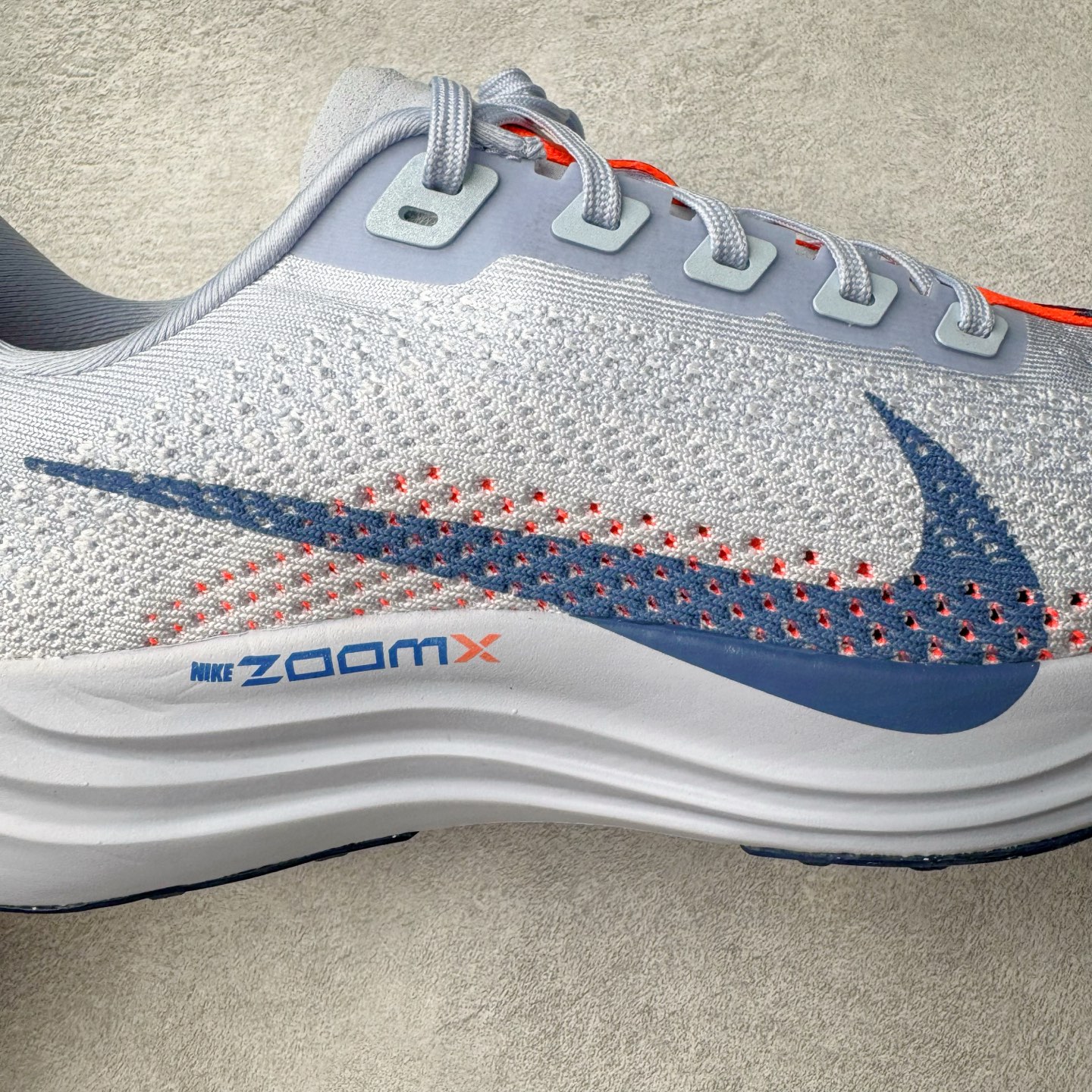 图片[16]-＃TG纯原 NK Zoom Pegasus Plus 超级飞马涡轮增压马拉松慢跑鞋 FQ7262-006 在设计上延续了原版鞋款的经典风格，向 Pegasus Turbo 致敬。鞋面采用 Flyknit 材质，巧妙地在不同区域实现紧密与松散的编织结合。标志性的尼龙中部条纹与原版 Turbo 设计呼应。原有的 Flywire 被内部毡织带替代。鞋领的衬垫和鞋跟支撑则为鞋面增添了完善的细节。与以往的 Turbo 型号采用双层泡沫不同，Pegasus Plus 使用了一体式 ZoomX 中底。鞋跟厚度为 35 毫米，前掌为 25 毫米，形成 10 毫米的落差，外底覆盖了大量橡胶，而 ZoomX 外露的部分也十分显眼。尺码：36 36.5 37.5 38 38.5 39 40 40.5 41 42 42.5 43 44 44.5 45-选品中心