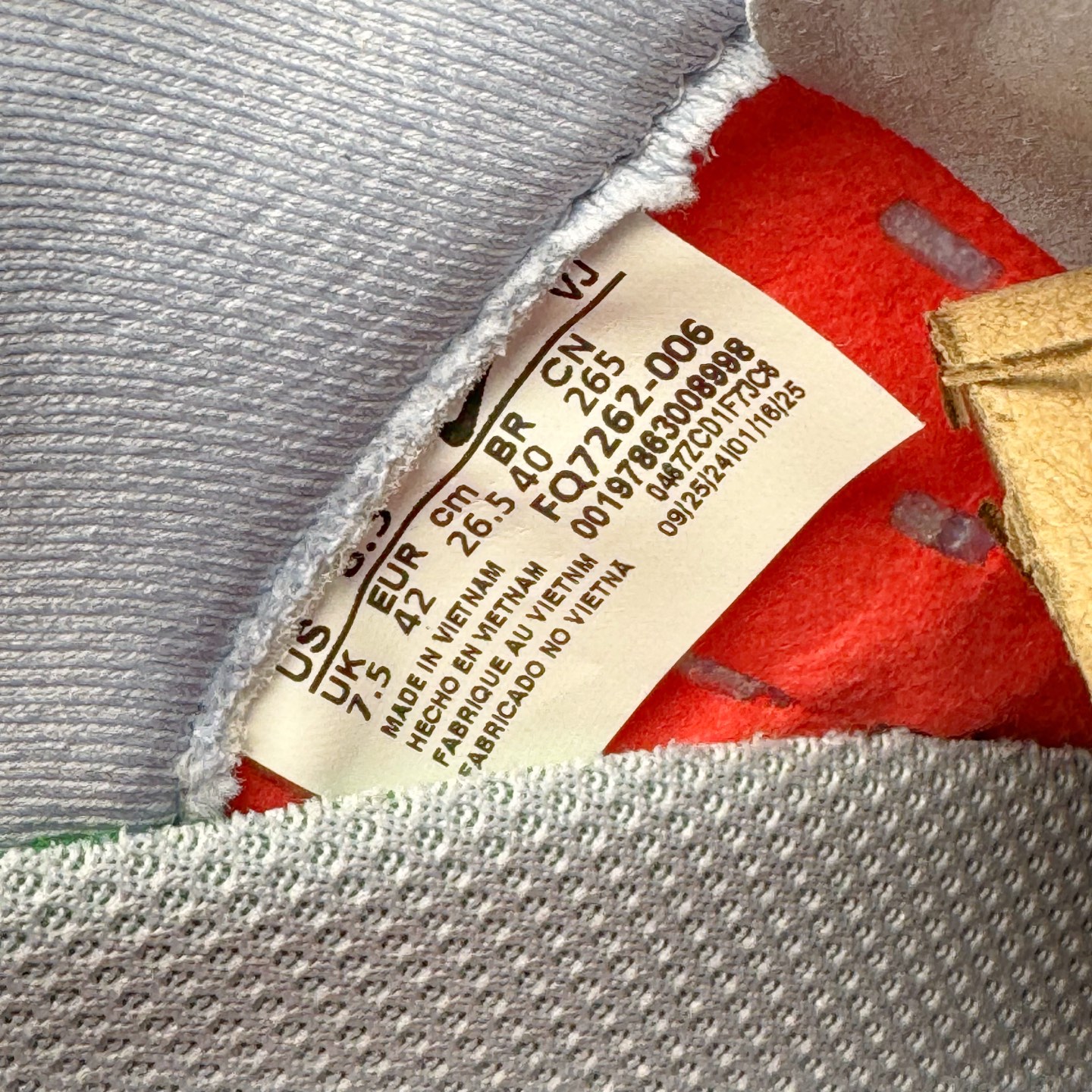 图片[11]-＃TG纯原 NK Zoom Pegasus Plus 超级飞马涡轮增压马拉松慢跑鞋 FQ7262-006 在设计上延续了原版鞋款的经典风格，向 Pegasus Turbo 致敬。鞋面采用 Flyknit 材质，巧妙地在不同区域实现紧密与松散的编织结合。标志性的尼龙中部条纹与原版 Turbo 设计呼应。原有的 Flywire 被内部毡织带替代。鞋领的衬垫和鞋跟支撑则为鞋面增添了完善的细节。与以往的 Turbo 型号采用双层泡沫不同，Pegasus Plus 使用了一体式 ZoomX 中底。鞋跟厚度为 35 毫米，前掌为 25 毫米，形成 10 毫米的落差，外底覆盖了大量橡胶，而 ZoomX 外露的部分也十分显眼。尺码：36 36.5 37.5 38 38.5 39 40 40.5 41 42 42.5 43 44 44.5 45-选品中心