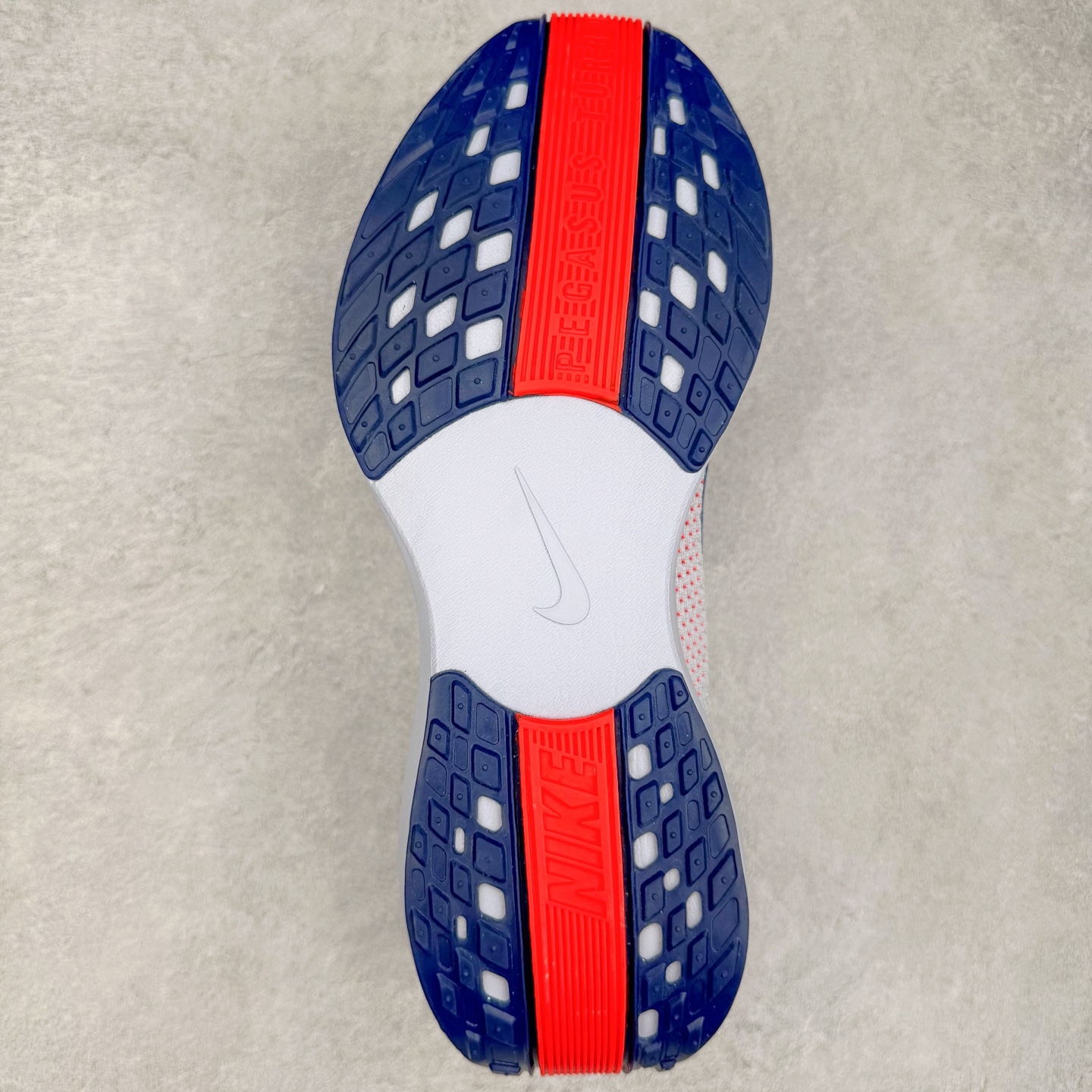 图片[9]-＃TG纯原 NK Zoom Pegasus Plus 超级飞马涡轮增压马拉松慢跑鞋 FQ7262-006 在设计上延续了原版鞋款的经典风格，向 Pegasus Turbo 致敬。鞋面采用 Flyknit 材质，巧妙地在不同区域实现紧密与松散的编织结合。标志性的尼龙中部条纹与原版 Turbo 设计呼应。原有的 Flywire 被内部毡织带替代。鞋领的衬垫和鞋跟支撑则为鞋面增添了完善的细节。与以往的 Turbo 型号采用双层泡沫不同，Pegasus Plus 使用了一体式 ZoomX 中底。鞋跟厚度为 35 毫米，前掌为 25 毫米，形成 10 毫米的落差，外底覆盖了大量橡胶，而 ZoomX 外露的部分也十分显眼。尺码：36 36.5 37.5 38 38.5 39 40 40.5 41 42 42.5 43 44 44.5 45-选品中心