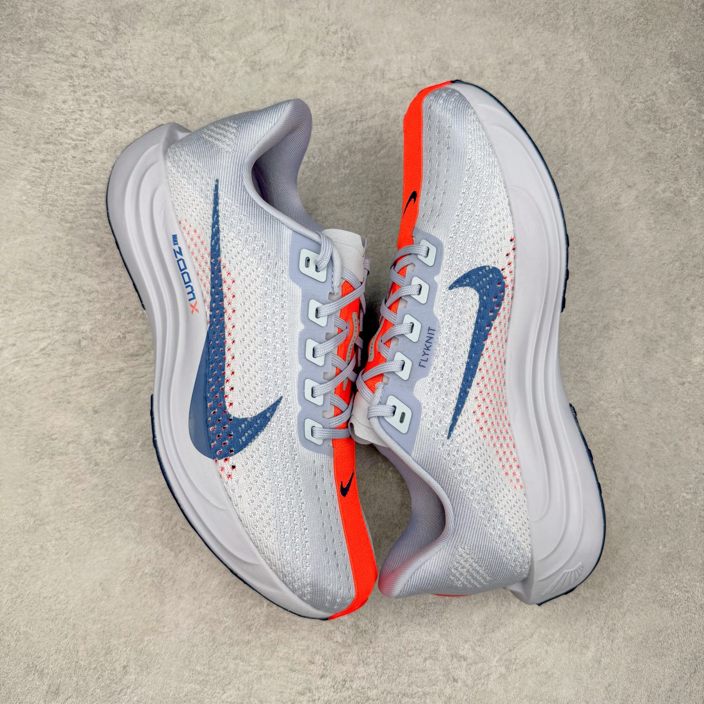 图片[3]-＃TG纯原 NK Zoom Pegasus Plus 超级飞马涡轮增压马拉松慢跑鞋 FQ7262-006 在设计上延续了原版鞋款的经典风格，向 Pegasus Turbo 致敬。鞋面采用 Flyknit 材质，巧妙地在不同区域实现紧密与松散的编织结合。标志性的尼龙中部条纹与原版 Turbo 设计呼应。原有的 Flywire 被内部毡织带替代。鞋领的衬垫和鞋跟支撑则为鞋面增添了完善的细节。与以往的 Turbo 型号采用双层泡沫不同，Pegasus Plus 使用了一体式 ZoomX 中底。鞋跟厚度为 35 毫米，前掌为 25 毫米，形成 10 毫米的落差，外底覆盖了大量橡胶，而 ZoomX 外露的部分也十分显眼。尺码：36 36.5 37.5 38 38.5 39 40 40.5 41 42 42.5 43 44 44.5 45-选品中心