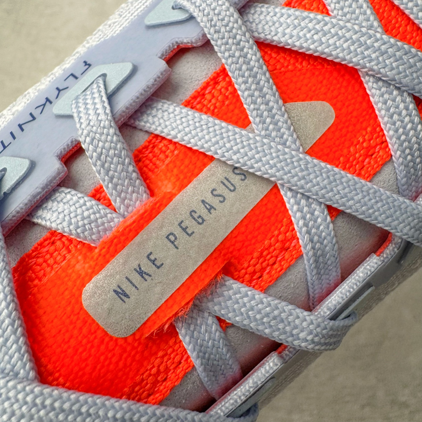 图片[13]-＃TG纯原 NK Zoom Pegasus Plus 超级飞马涡轮增压马拉松慢跑鞋 FQ7262-006 在设计上延续了原版鞋款的经典风格，向 Pegasus Turbo 致敬。鞋面采用 Flyknit 材质，巧妙地在不同区域实现紧密与松散的编织结合。标志性的尼龙中部条纹与原版 Turbo 设计呼应。原有的 Flywire 被内部毡织带替代。鞋领的衬垫和鞋跟支撑则为鞋面增添了完善的细节。与以往的 Turbo 型号采用双层泡沫不同，Pegasus Plus 使用了一体式 ZoomX 中底。鞋跟厚度为 35 毫米，前掌为 25 毫米，形成 10 毫米的落差，外底覆盖了大量橡胶，而 ZoomX 外露的部分也十分显眼。尺码：36 36.5 37.5 38 38.5 39 40 40.5 41 42 42.5 43 44 44.5 45-选品中心