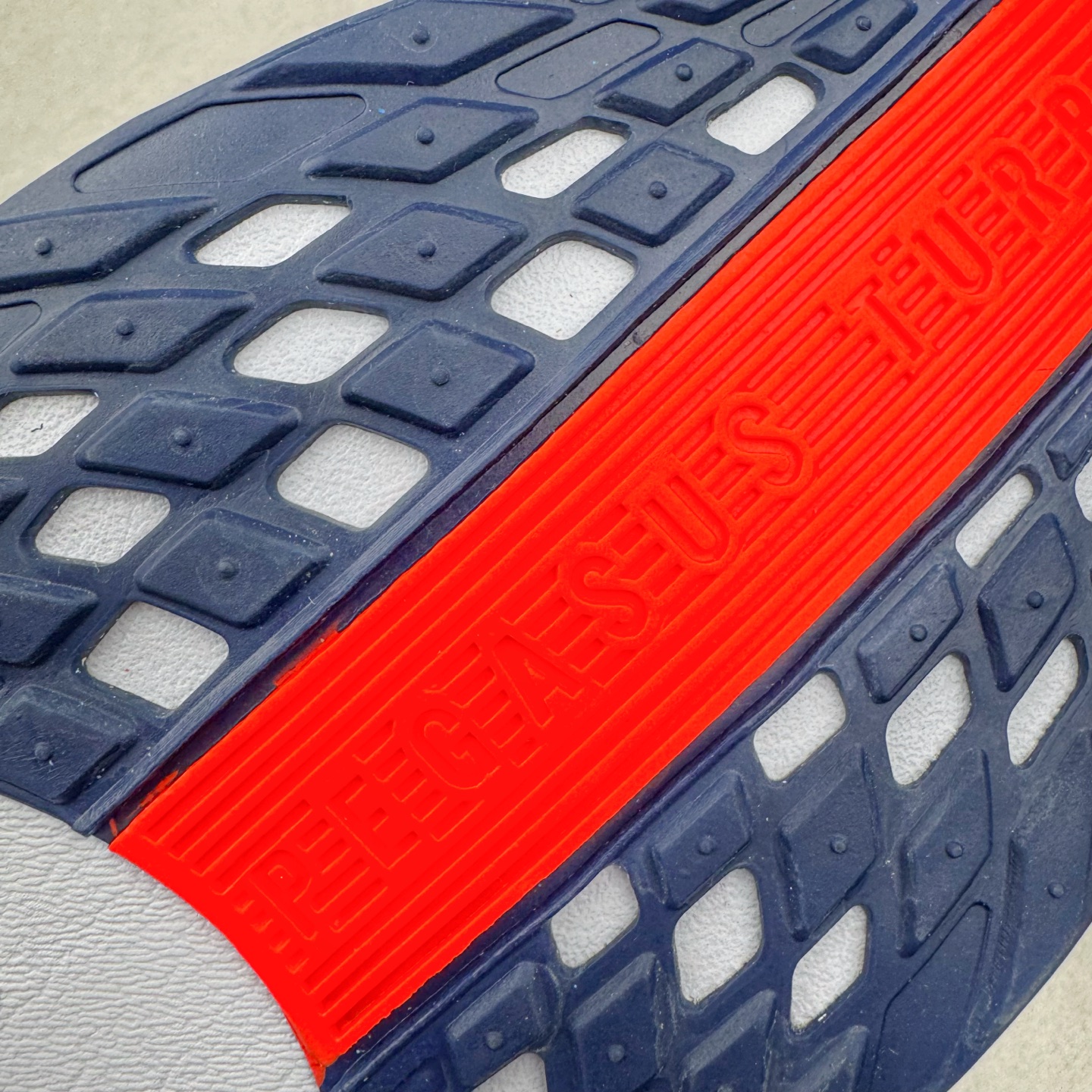 图片[20]-＃TG纯原 NK Zoom Pegasus Plus 超级飞马涡轮增压马拉松慢跑鞋 FQ7262-006 在设计上延续了原版鞋款的经典风格，向 Pegasus Turbo 致敬。鞋面采用 Flyknit 材质，巧妙地在不同区域实现紧密与松散的编织结合。标志性的尼龙中部条纹与原版 Turbo 设计呼应。原有的 Flywire 被内部毡织带替代。鞋领的衬垫和鞋跟支撑则为鞋面增添了完善的细节。与以往的 Turbo 型号采用双层泡沫不同，Pegasus Plus 使用了一体式 ZoomX 中底。鞋跟厚度为 35 毫米，前掌为 25 毫米，形成 10 毫米的落差，外底覆盖了大量橡胶，而 ZoomX 外露的部分也十分显眼。尺码：36 36.5 37.5 38 38.5 39 40 40.5 41 42 42.5 43 44 44.5 45-选品中心