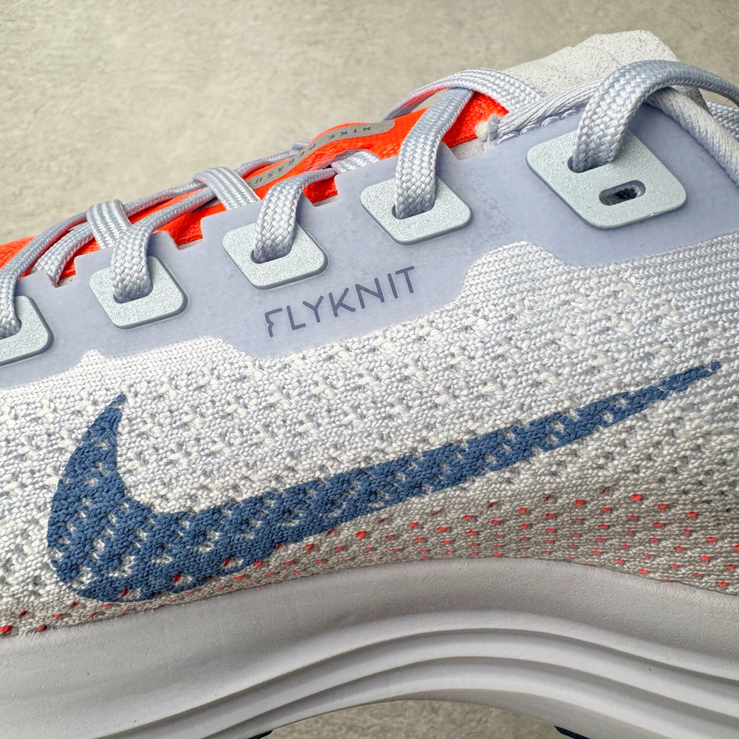 图片[12]-＃TG纯原 NK Zoom Pegasus Plus 超级飞马涡轮增压马拉松慢跑鞋 FQ7262-006 在设计上延续了原版鞋款的经典风格，向 Pegasus Turbo 致敬。鞋面采用 Flyknit 材质，巧妙地在不同区域实现紧密与松散的编织结合。标志性的尼龙中部条纹与原版 Turbo 设计呼应。原有的 Flywire 被内部毡织带替代。鞋领的衬垫和鞋跟支撑则为鞋面增添了完善的细节。与以往的 Turbo 型号采用双层泡沫不同，Pegasus Plus 使用了一体式 ZoomX 中底。鞋跟厚度为 35 毫米，前掌为 25 毫米，形成 10 毫米的落差，外底覆盖了大量橡胶，而 ZoomX 外露的部分也十分显眼。尺码：36 36.5 37.5 38 38.5 39 40 40.5 41 42 42.5 43 44 44.5 45-选品中心