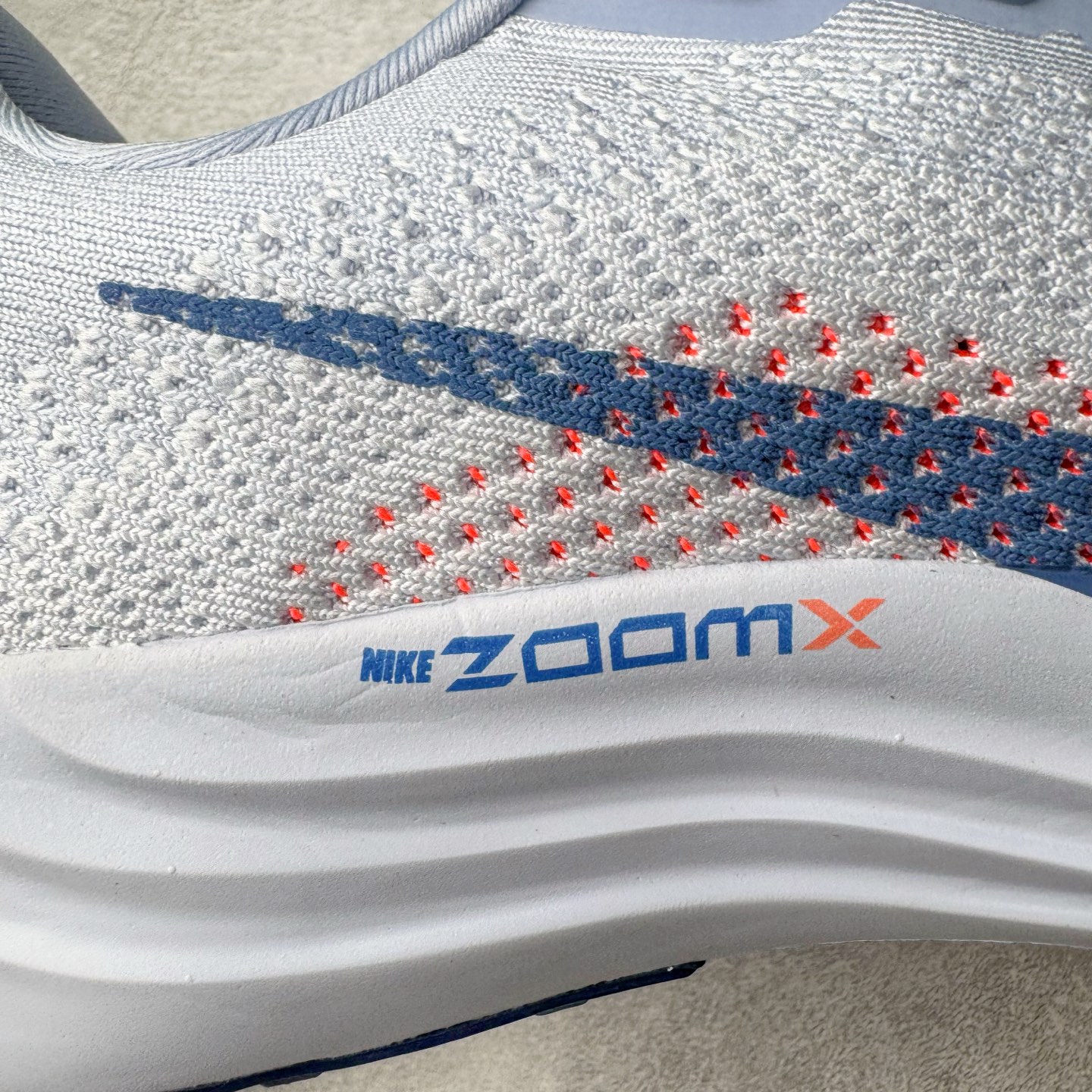 图片[17]-＃TG纯原 NK Zoom Pegasus Plus 超级飞马涡轮增压马拉松慢跑鞋 FQ7262-006 在设计上延续了原版鞋款的经典风格，向 Pegasus Turbo 致敬。鞋面采用 Flyknit 材质，巧妙地在不同区域实现紧密与松散的编织结合。标志性的尼龙中部条纹与原版 Turbo 设计呼应。原有的 Flywire 被内部毡织带替代。鞋领的衬垫和鞋跟支撑则为鞋面增添了完善的细节。与以往的 Turbo 型号采用双层泡沫不同，Pegasus Plus 使用了一体式 ZoomX 中底。鞋跟厚度为 35 毫米，前掌为 25 毫米，形成 10 毫米的落差，外底覆盖了大量橡胶，而 ZoomX 外露的部分也十分显眼。尺码：36 36.5 37.5 38 38.5 39 40 40.5 41 42 42.5 43 44 44.5 45-选品中心