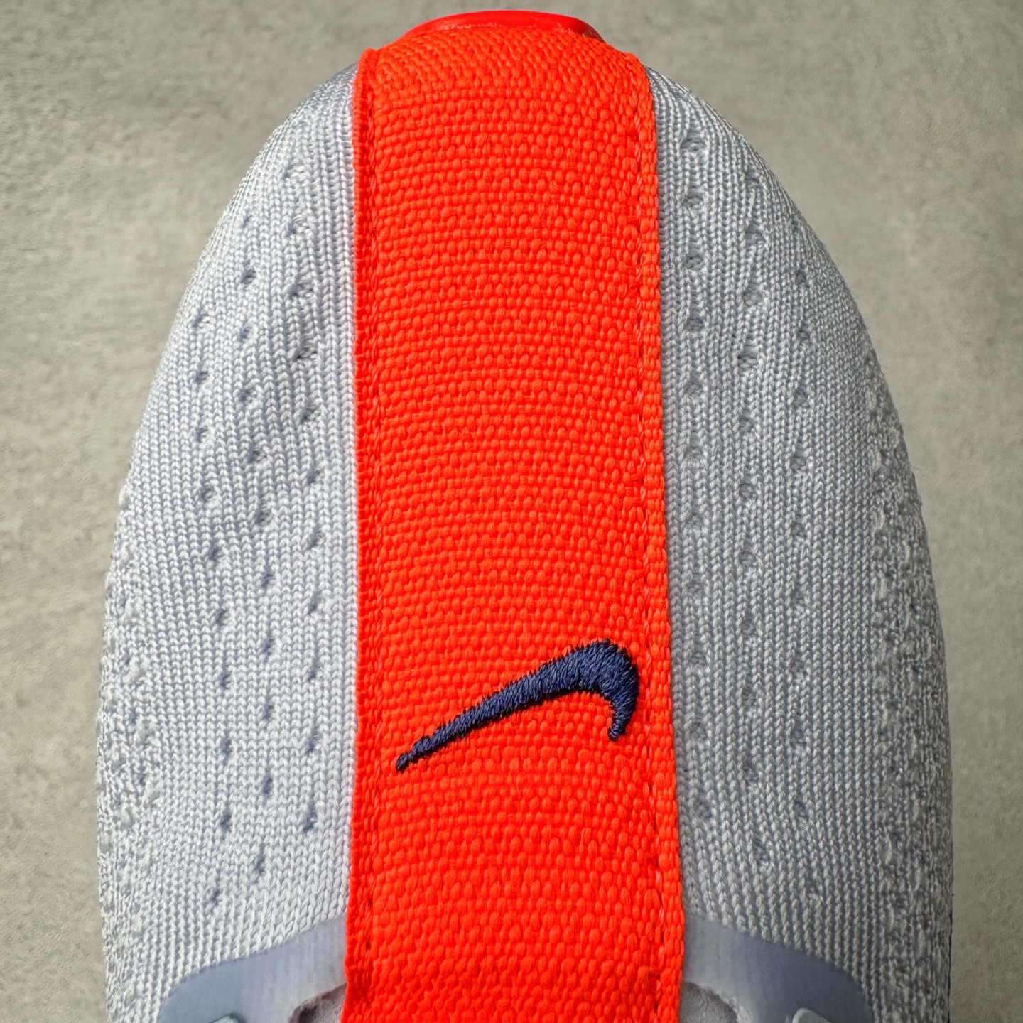 图片[14]-＃TG纯原 NK Zoom Pegasus Plus 超级飞马涡轮增压马拉松慢跑鞋 FQ7262-006 在设计上延续了原版鞋款的经典风格，向 Pegasus Turbo 致敬。鞋面采用 Flyknit 材质，巧妙地在不同区域实现紧密与松散的编织结合。标志性的尼龙中部条纹与原版 Turbo 设计呼应。原有的 Flywire 被内部毡织带替代。鞋领的衬垫和鞋跟支撑则为鞋面增添了完善的细节。与以往的 Turbo 型号采用双层泡沫不同，Pegasus Plus 使用了一体式 ZoomX 中底。鞋跟厚度为 35 毫米，前掌为 25 毫米，形成 10 毫米的落差，外底覆盖了大量橡胶，而 ZoomX 外露的部分也十分显眼。尺码：36 36.5 37.5 38 38.5 39 40 40.5 41 42 42.5 43 44 44.5 45-选品中心