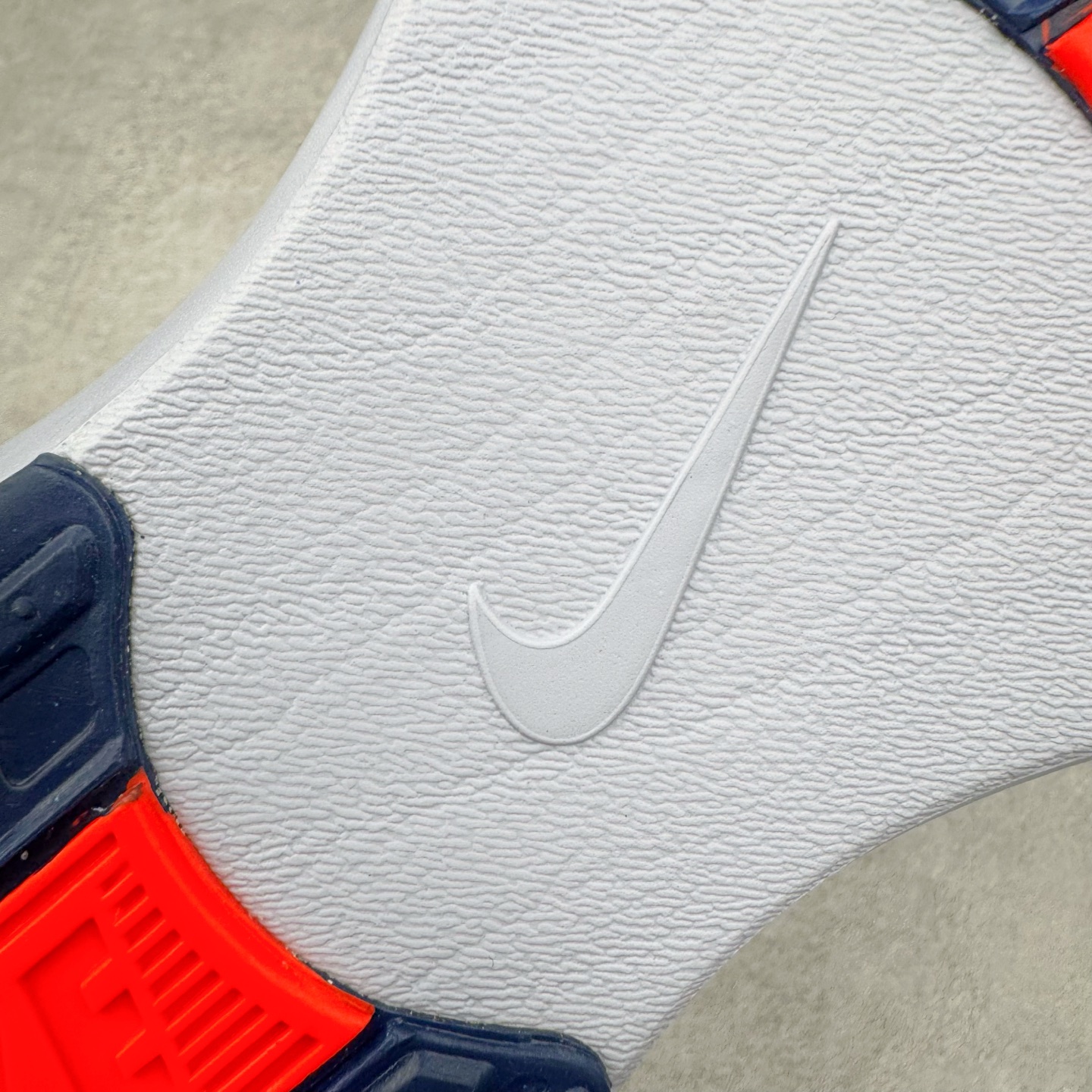 图片[19]-＃TG纯原 NK Zoom Pegasus Plus 超级飞马涡轮增压马拉松慢跑鞋 FQ7262-006 在设计上延续了原版鞋款的经典风格，向 Pegasus Turbo 致敬。鞋面采用 Flyknit 材质，巧妙地在不同区域实现紧密与松散的编织结合。标志性的尼龙中部条纹与原版 Turbo 设计呼应。原有的 Flywire 被内部毡织带替代。鞋领的衬垫和鞋跟支撑则为鞋面增添了完善的细节。与以往的 Turbo 型号采用双层泡沫不同，Pegasus Plus 使用了一体式 ZoomX 中底。鞋跟厚度为 35 毫米，前掌为 25 毫米，形成 10 毫米的落差，外底覆盖了大量橡胶，而 ZoomX 外露的部分也十分显眼。尺码：36 36.5 37.5 38 38.5 39 40 40.5 41 42 42.5 43 44 44.5 45-选品中心