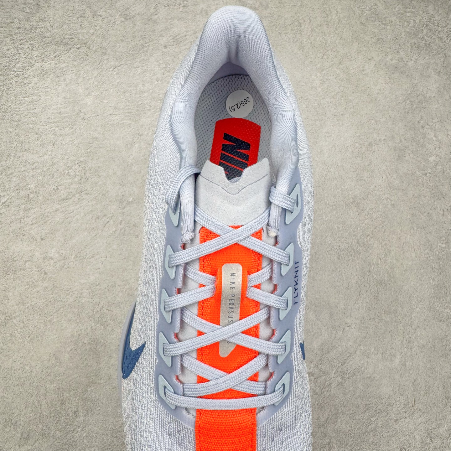 图片[5]-＃TG纯原 NK Zoom Pegasus Plus 超级飞马涡轮增压马拉松慢跑鞋 FQ7262-006 在设计上延续了原版鞋款的经典风格，向 Pegasus Turbo 致敬。鞋面采用 Flyknit 材质，巧妙地在不同区域实现紧密与松散的编织结合。标志性的尼龙中部条纹与原版 Turbo 设计呼应。原有的 Flywire 被内部毡织带替代。鞋领的衬垫和鞋跟支撑则为鞋面增添了完善的细节。与以往的 Turbo 型号采用双层泡沫不同，Pegasus Plus 使用了一体式 ZoomX 中底。鞋跟厚度为 35 毫米，前掌为 25 毫米，形成 10 毫米的落差，外底覆盖了大量橡胶，而 ZoomX 外露的部分也十分显眼。尺码：36 36.5 37.5 38 38.5 39 40 40.5 41 42 42.5 43 44 44.5 45-选品中心