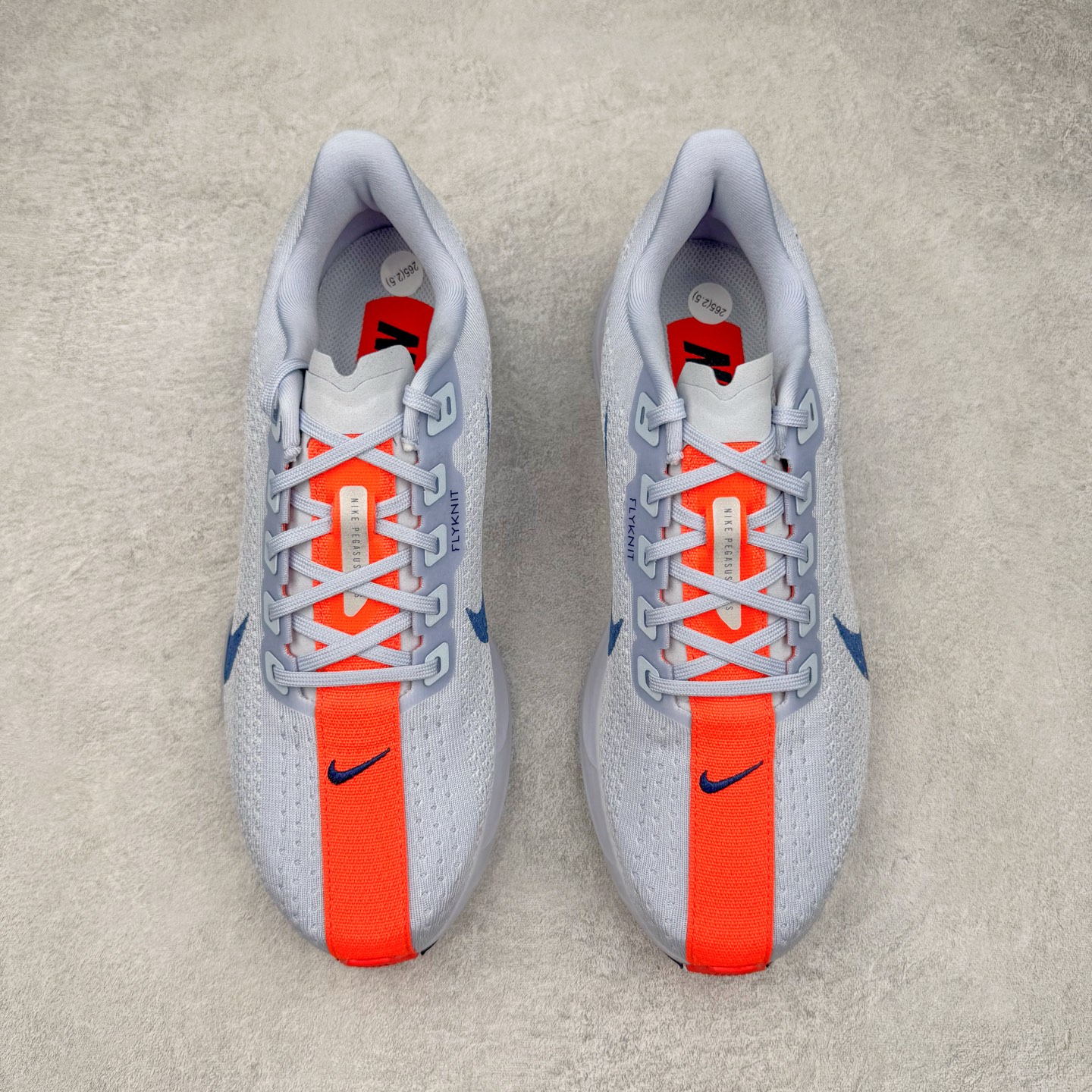 图片[2]-＃TG纯原 NK Zoom Pegasus Plus 超级飞马涡轮增压马拉松慢跑鞋 FQ7262-006 在设计上延续了原版鞋款的经典风格，向 Pegasus Turbo 致敬。鞋面采用 Flyknit 材质，巧妙地在不同区域实现紧密与松散的编织结合。标志性的尼龙中部条纹与原版 Turbo 设计呼应。原有的 Flywire 被内部毡织带替代。鞋领的衬垫和鞋跟支撑则为鞋面增添了完善的细节。与以往的 Turbo 型号采用双层泡沫不同，Pegasus Plus 使用了一体式 ZoomX 中底。鞋跟厚度为 35 毫米，前掌为 25 毫米，形成 10 毫米的落差，外底覆盖了大量橡胶，而 ZoomX 外露的部分也十分显眼。尺码：36 36.5 37.5 38 38.5 39 40 40.5 41 42 42.5 43 44 44.5 45-选品中心