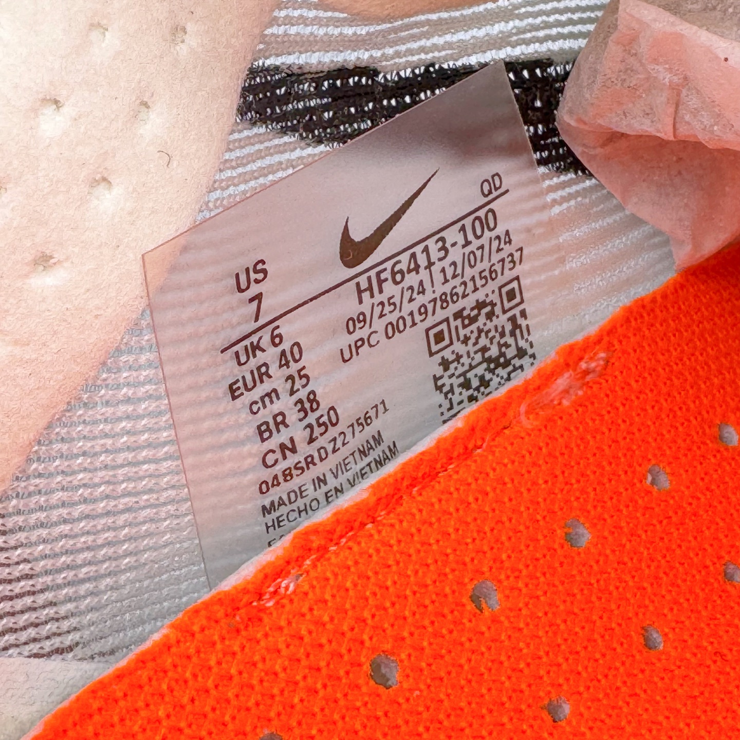 图片[11]-Jakob A. Ingebrigtsen x NK Zoom VaporFly Next 4% 舒适百搭透气回弹低帮短跑马拉松跑步鞋 HF6413-100 采用精致醒目设计，精准诠释雅各布·因格布里格森的风格，聚焦他的核心信念：家庭与夺冠。该鞋款在前代鞋款的基础上减轻重量，但不影响性能表现。碳纤维 Flyplate 结合出众回弹的ZoomX泡绵中底，缔造比赛日佳选，令你快意难挡，疾速冲刺。这款公路竞速跑步鞋具备匠心品质，无论是日常畅跑还是马拉松，皆可轻松驾驭，是雅各布的信赖之选。尺码：36 36.5 37.5 38 38.5 39 40 40.5 41 42 42.5 43 44 44.5 45-选品中心