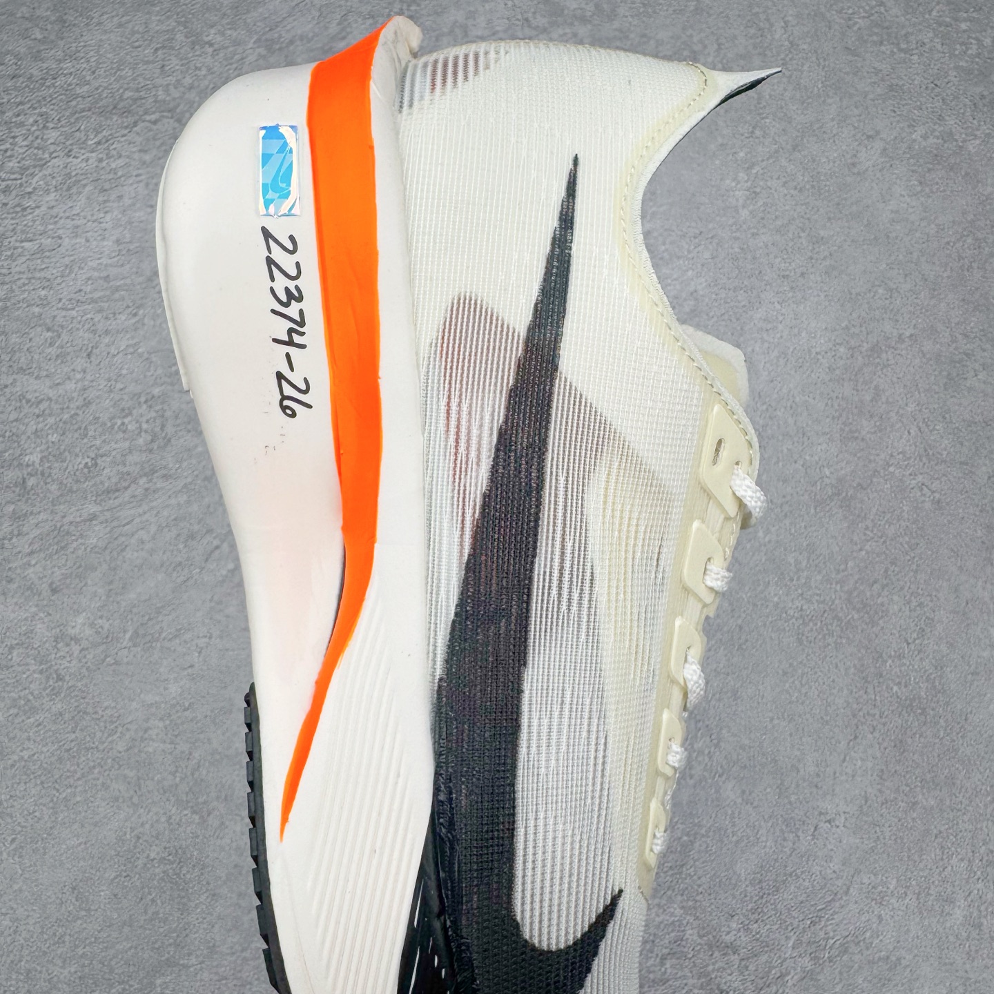 图片[6]-Jakob A. Ingebrigtsen x NK Zoom VaporFly Next 4% 舒适百搭透气回弹低帮短跑马拉松跑步鞋 HF6413-100 采用精致醒目设计，精准诠释雅各布·因格布里格森的风格，聚焦他的核心信念：家庭与夺冠。该鞋款在前代鞋款的基础上减轻重量，但不影响性能表现。碳纤维 Flyplate 结合出众回弹的ZoomX泡绵中底，缔造比赛日佳选，令你快意难挡，疾速冲刺。这款公路竞速跑步鞋具备匠心品质，无论是日常畅跑还是马拉松，皆可轻松驾驭，是雅各布的信赖之选。尺码：36 36.5 37.5 38 38.5 39 40 40.5 41 42 42.5 43 44 44.5 45-选品中心