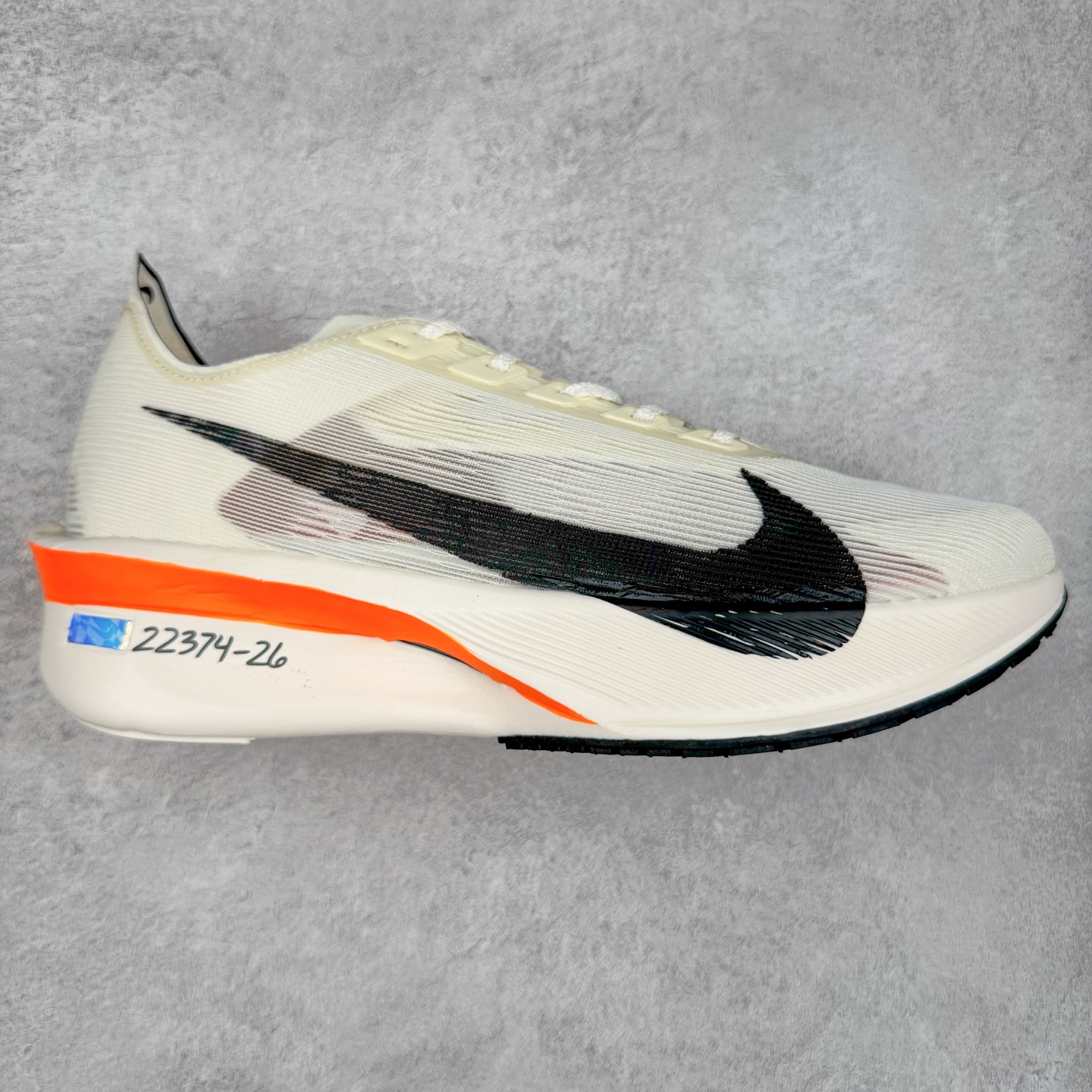 Jakob A. Ingebrigtsen x NK Zoom VaporFly Next 4% 舒适百搭透气回弹低帮短跑马拉松跑步鞋 HF6413-100 采用精致醒目设计，精准诠释雅各布·因格布里格森的风格，聚焦他的核心信念：家庭与夺冠。该鞋款在前代鞋款的基础上减轻重量，但不影响性能表现。碳纤维 Flyplate 结合出众回弹的ZoomX泡绵中底，缔造比赛日佳选，令你快意难挡，疾速冲刺。这款公路竞速跑步鞋具备匠心品质，无论是日常畅跑还是马拉松，皆可轻松驾驭，是雅各布的信赖之选。尺码：36 36.5 37.5 38 38.5 39 40 40.5 41 42 42.5 43 44 44.5 45-选品中心