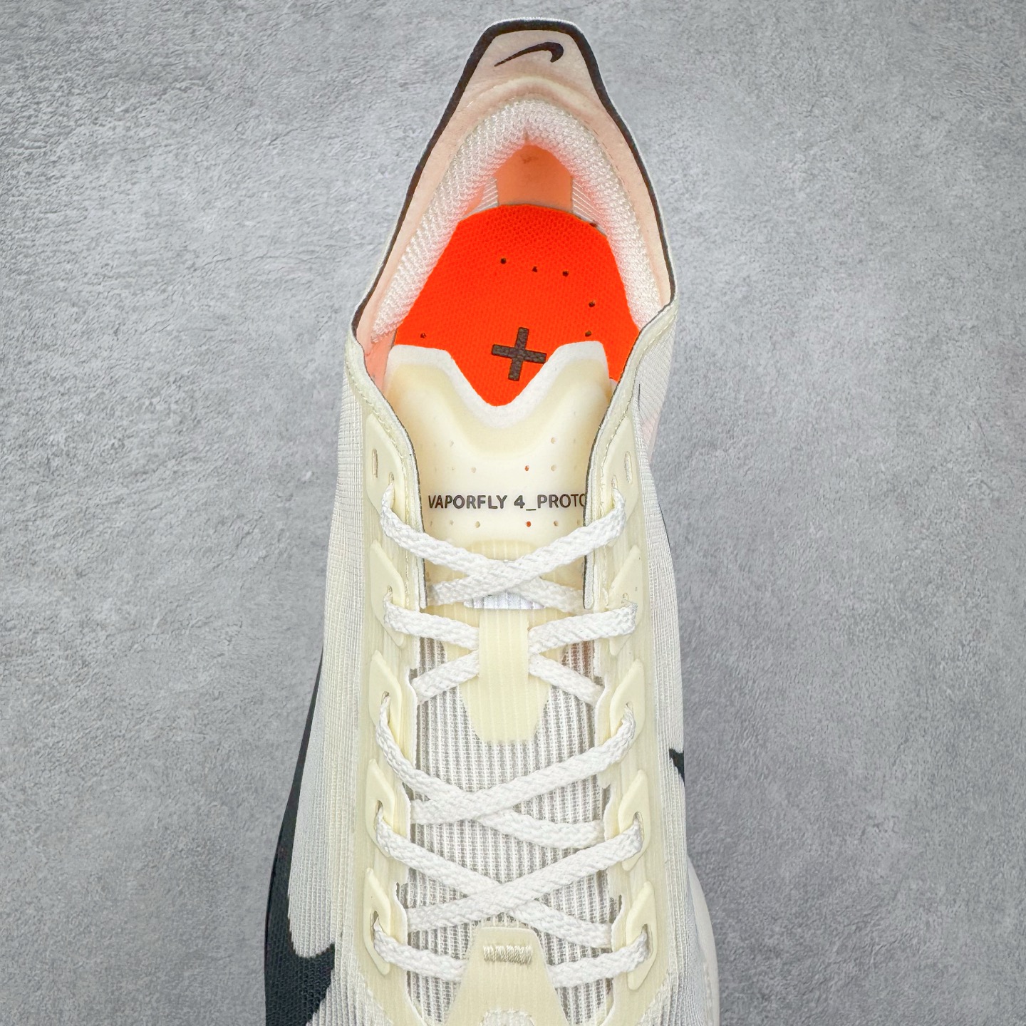 图片[5]-Jakob A. Ingebrigtsen x NK Zoom VaporFly Next 4% 舒适百搭透气回弹低帮短跑马拉松跑步鞋 HF6413-100 采用精致醒目设计，精准诠释雅各布·因格布里格森的风格，聚焦他的核心信念：家庭与夺冠。该鞋款在前代鞋款的基础上减轻重量，但不影响性能表现。碳纤维 Flyplate 结合出众回弹的ZoomX泡绵中底，缔造比赛日佳选，令你快意难挡，疾速冲刺。这款公路竞速跑步鞋具备匠心品质，无论是日常畅跑还是马拉松，皆可轻松驾驭，是雅各布的信赖之选。尺码：36 36.5 37.5 38 38.5 39 40 40.5 41 42 42.5 43 44 44.5 45-选品中心