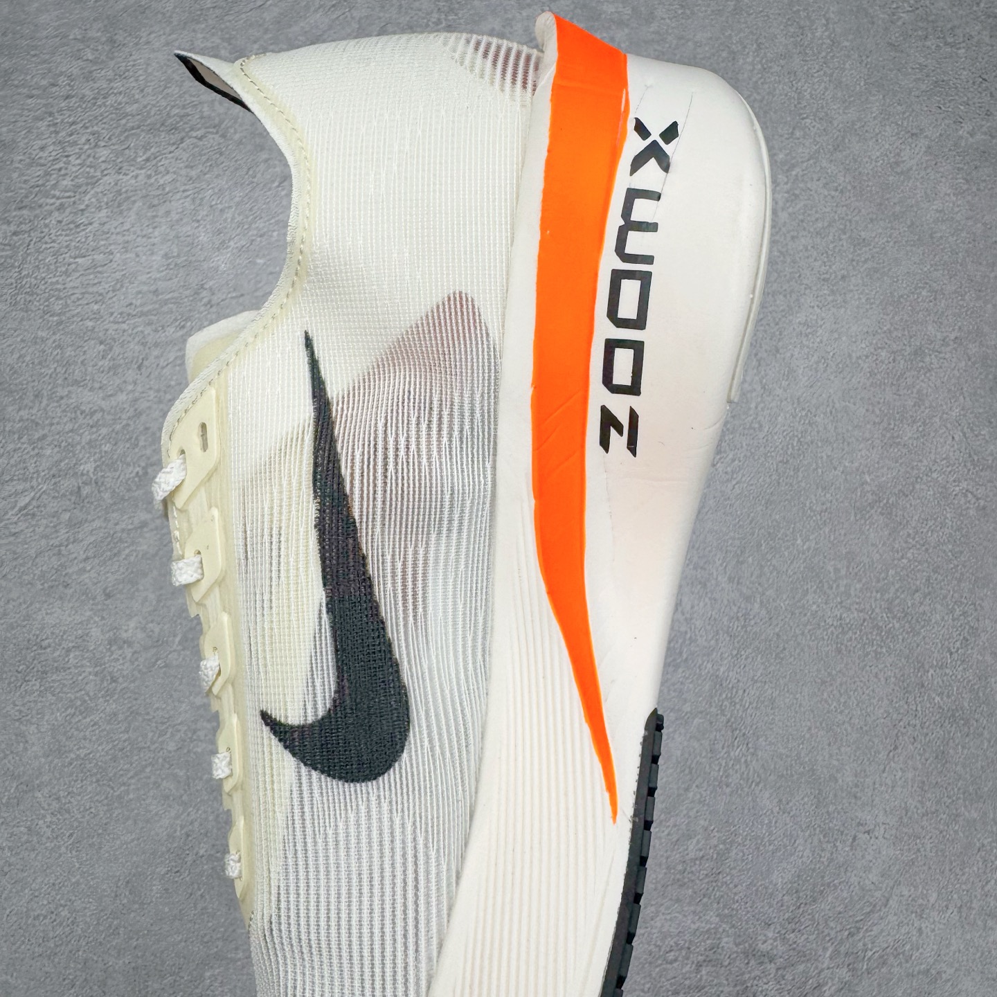 图片[7]-Jakob A. Ingebrigtsen x NK Zoom VaporFly Next 4% 舒适百搭透气回弹低帮短跑马拉松跑步鞋 HF6413-100 采用精致醒目设计，精准诠释雅各布·因格布里格森的风格，聚焦他的核心信念：家庭与夺冠。该鞋款在前代鞋款的基础上减轻重量，但不影响性能表现。碳纤维 Flyplate 结合出众回弹的ZoomX泡绵中底，缔造比赛日佳选，令你快意难挡，疾速冲刺。这款公路竞速跑步鞋具备匠心品质，无论是日常畅跑还是马拉松，皆可轻松驾驭，是雅各布的信赖之选。尺码：36 36.5 37.5 38 38.5 39 40 40.5 41 42 42.5 43 44 44.5 45-选品中心