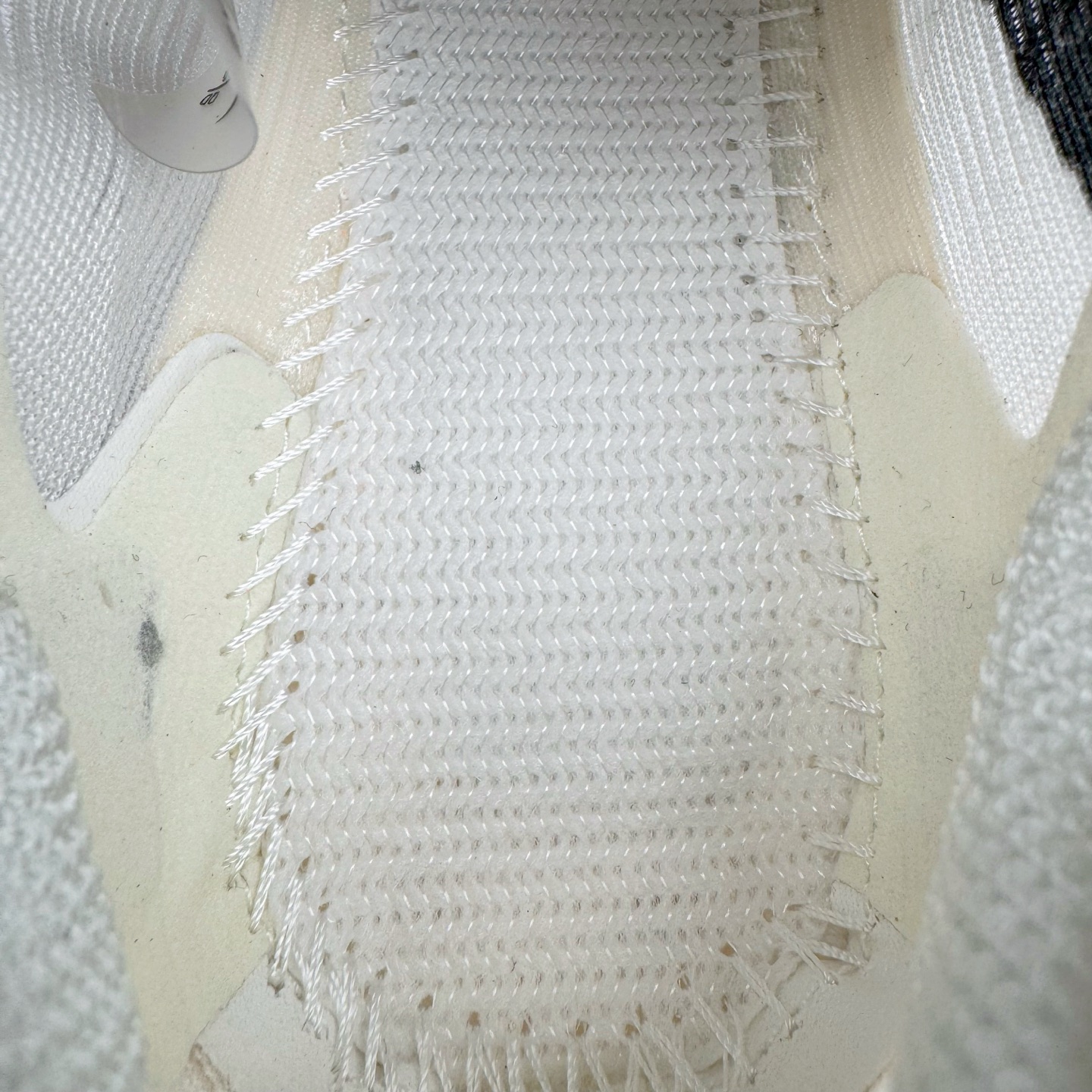 图片[10]-Jakob A. Ingebrigtsen x NK Zoom VaporFly Next 4% 舒适百搭透气回弹低帮短跑马拉松跑步鞋 HF6413-100 采用精致醒目设计，精准诠释雅各布·因格布里格森的风格，聚焦他的核心信念：家庭与夺冠。该鞋款在前代鞋款的基础上减轻重量，但不影响性能表现。碳纤维 Flyplate 结合出众回弹的ZoomX泡绵中底，缔造比赛日佳选，令你快意难挡，疾速冲刺。这款公路竞速跑步鞋具备匠心品质，无论是日常畅跑还是马拉松，皆可轻松驾驭，是雅各布的信赖之选。尺码：36 36.5 37.5 38 38.5 39 40 40.5 41 42 42.5 43 44 44.5 45-选品中心